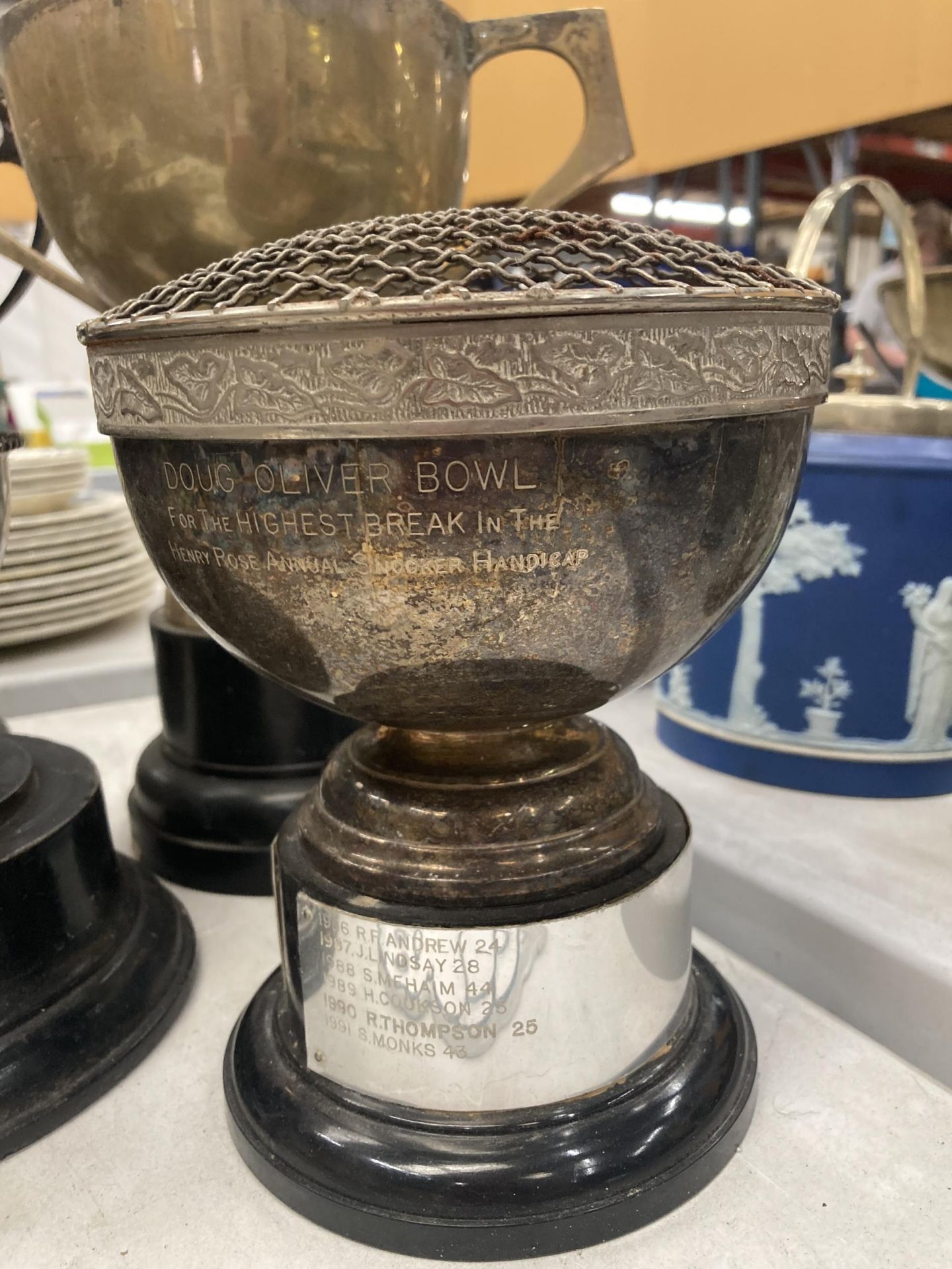 A GROUP OF FOUR VINTAGE SILVER PLATED TROPHY CUPS, ROSE BOWL ETC - Image 2 of 4