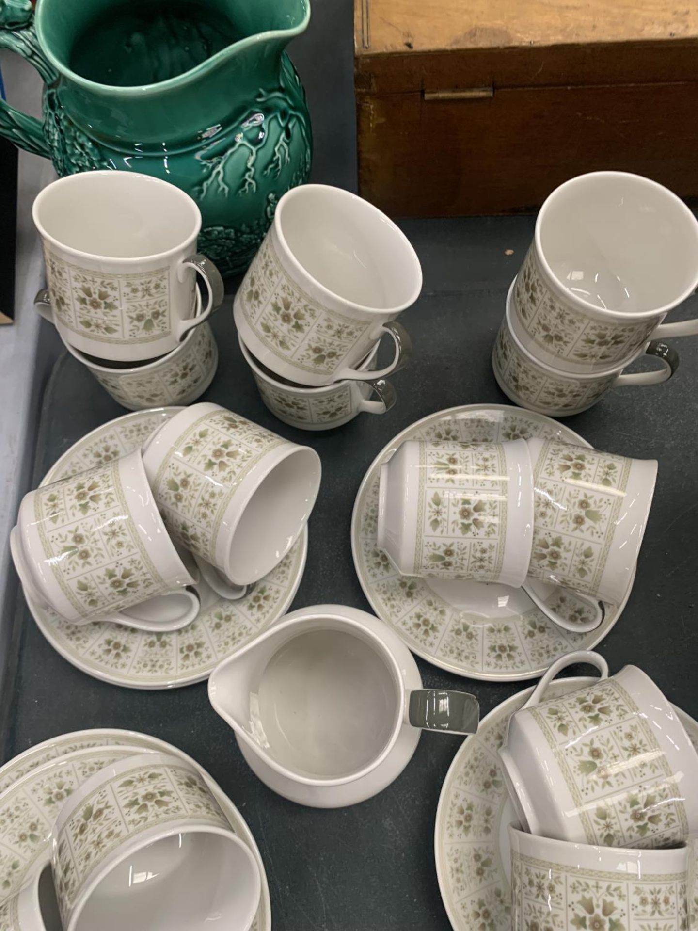 A ROYAL DOULTON 'SAMARRA' PART TEASET TO INCLUDE CUPS, SAUCERS AND CREAM JUGS - Image 4 of 5