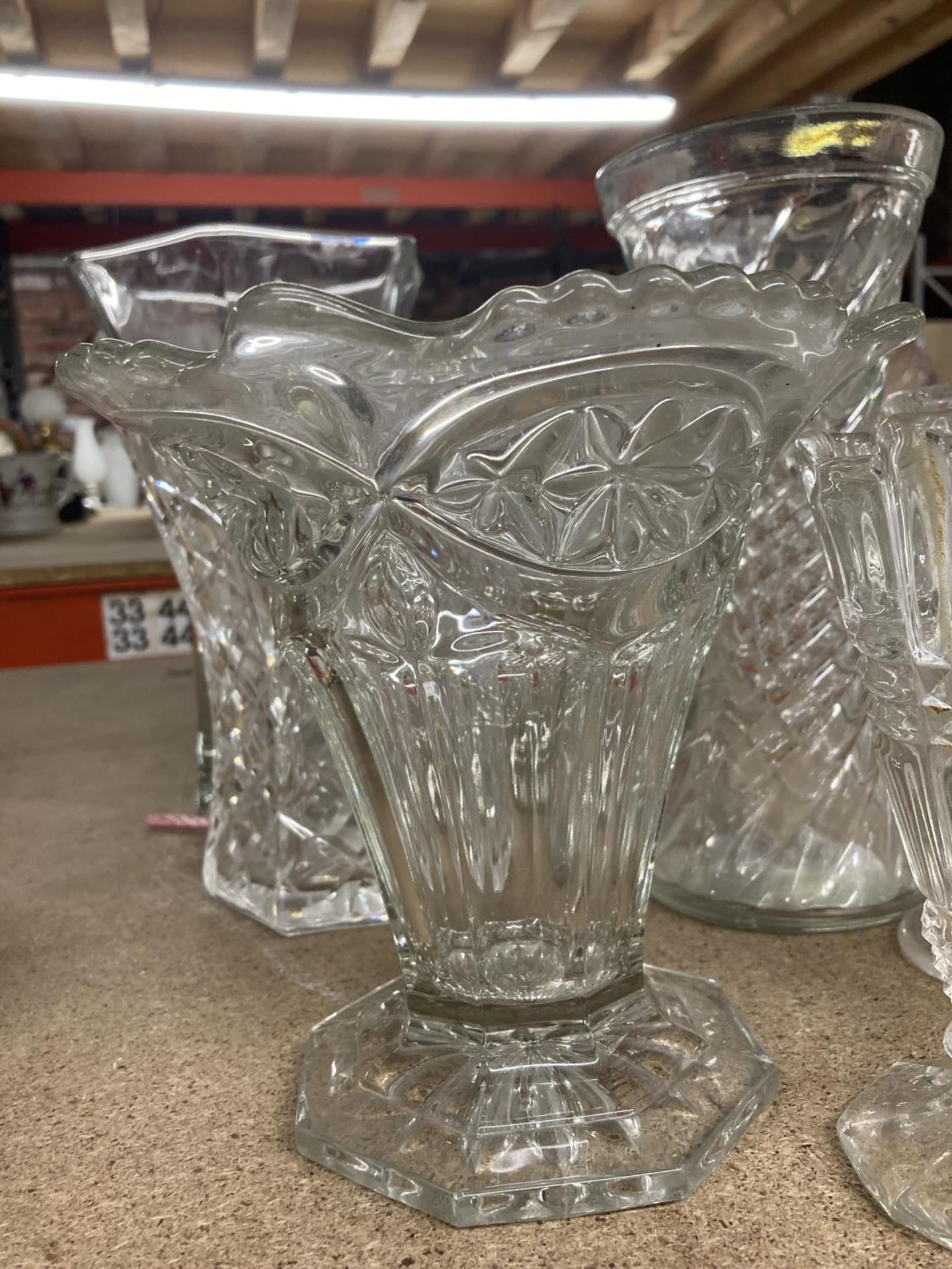 A COLLECTION OF VINTAGE GLASSWARE VASES - Image 2 of 3