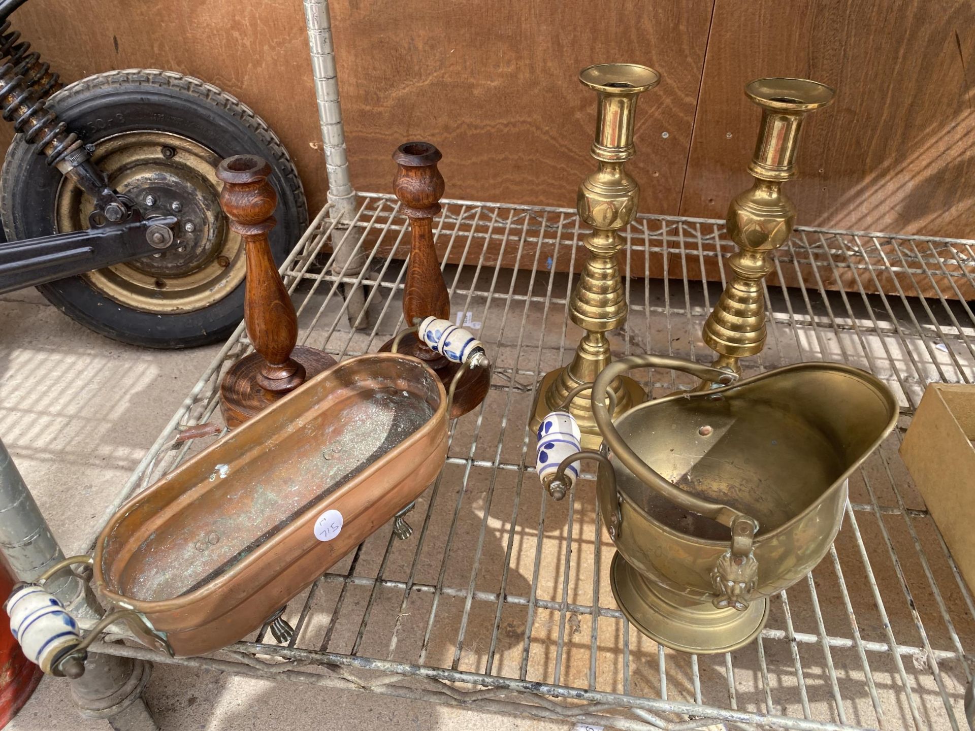 AN ASSORTMENT OF VINTAGE ITEMS TO INCLUDE TREEN CANDLESTICKS AND A MINIATURE BRASS COAL BUCKET ETC