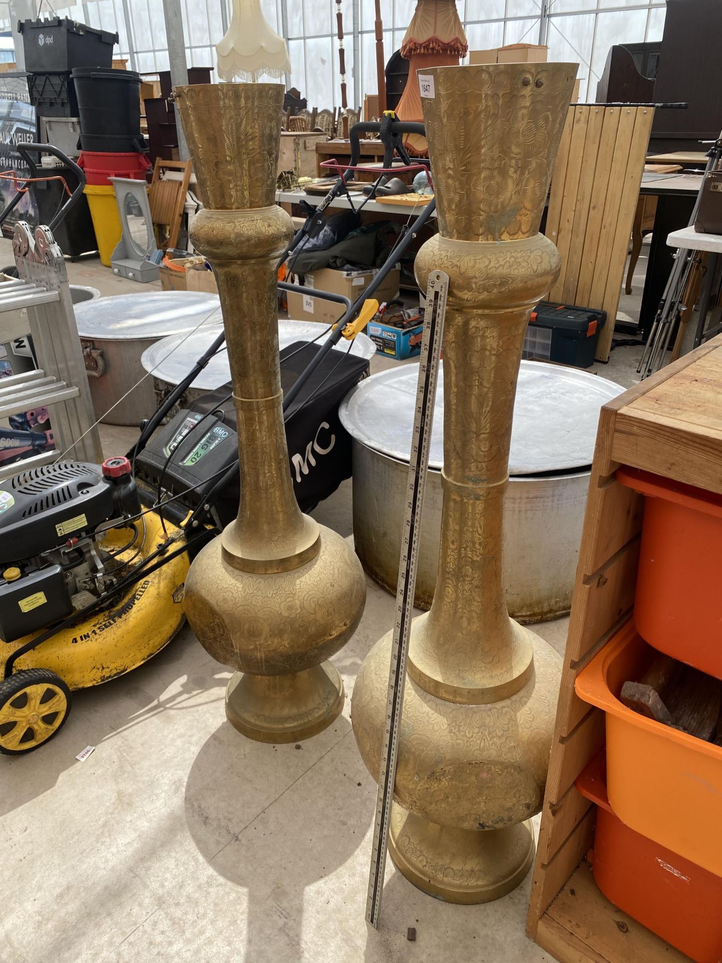 A PAIR OF LARGE DECORATIVE VINTAGE BRASS URNS (H:122CM) - Bild 2 aus 3