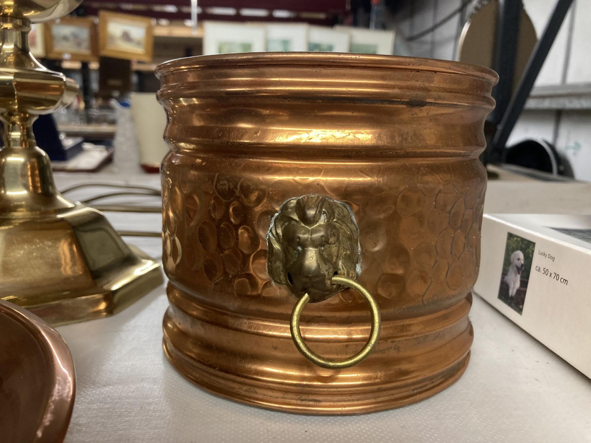 A LARGE BRASS TABLE LAMP, PLANTERS AND A COPPER PLATE WITH CERAMIC HUNTING SCENE - Image 3 of 5