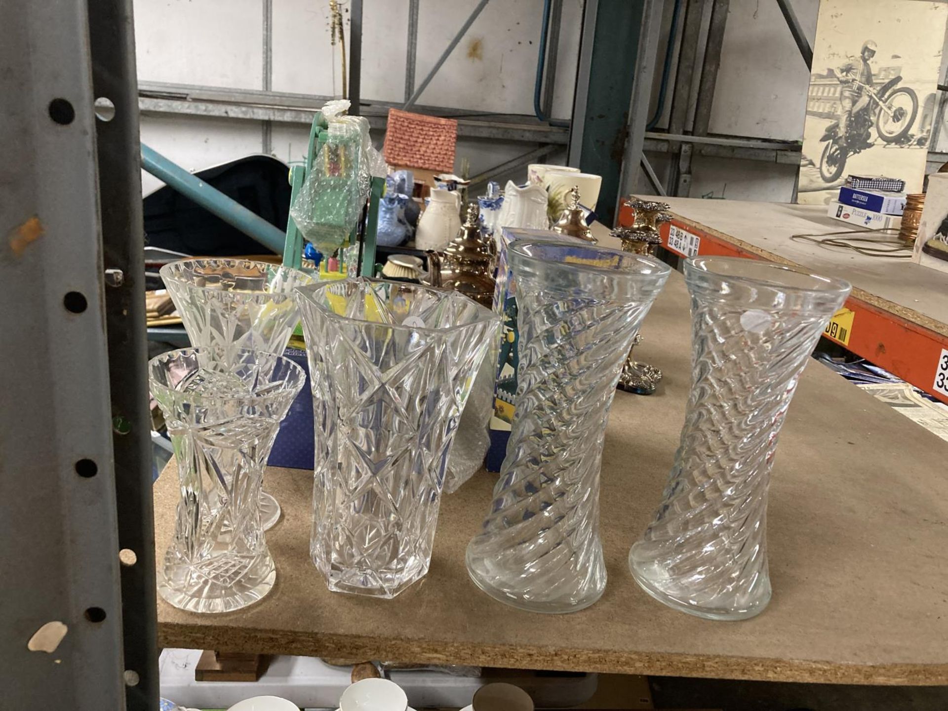 A GROUP OF CUT AND FURTHER GLASS FLOWER VASES - Image 2 of 3