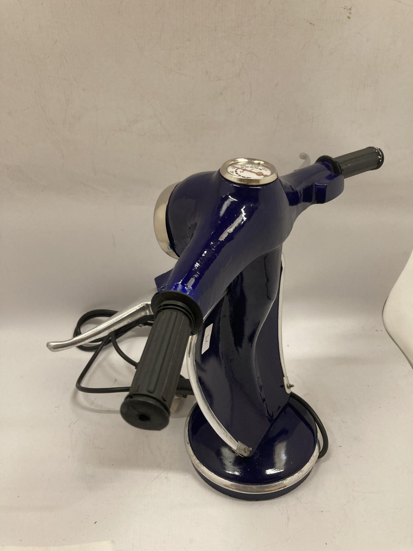 A BLUE VESPA STYLE DESK LAMP - Bild 2 aus 3