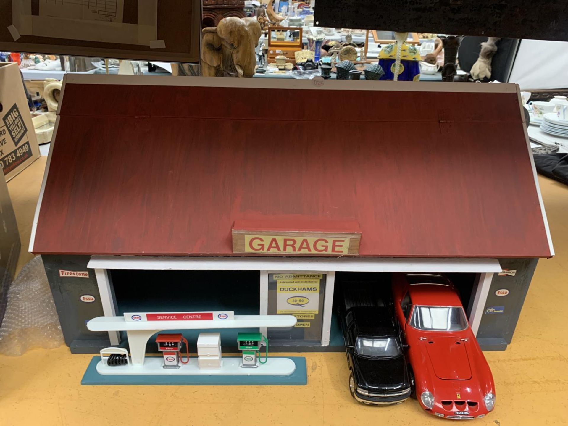 A LARGE GARAGE WITH MOBILE PETROL PUMPS WITH A LARGE COLLECTION OF DIECAST MODEL VEHICLES - Image 5 of 6