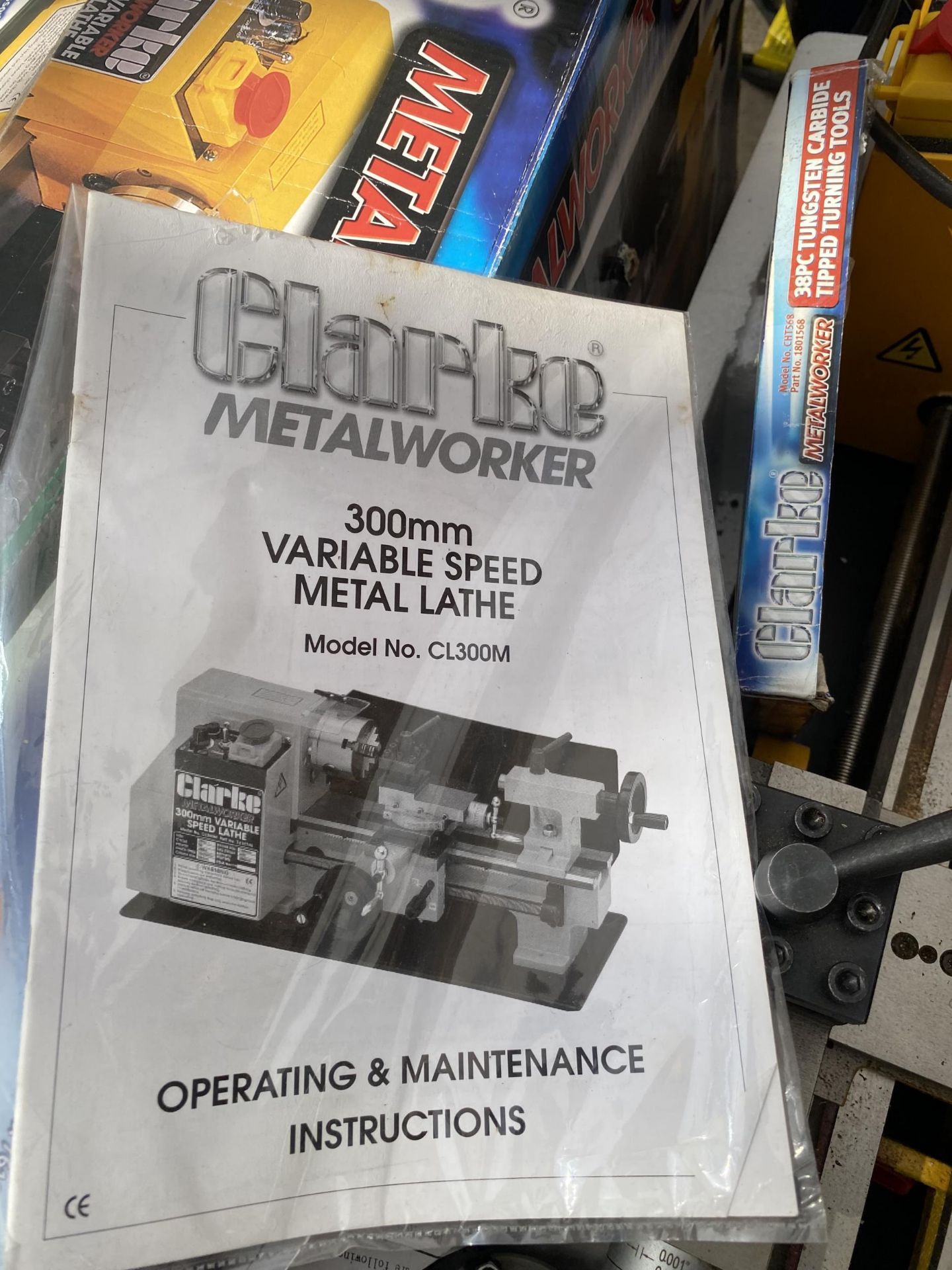 A CLARKE METALWORKER VARIABLE SPEED METAL LATHE - Image 4 of 6