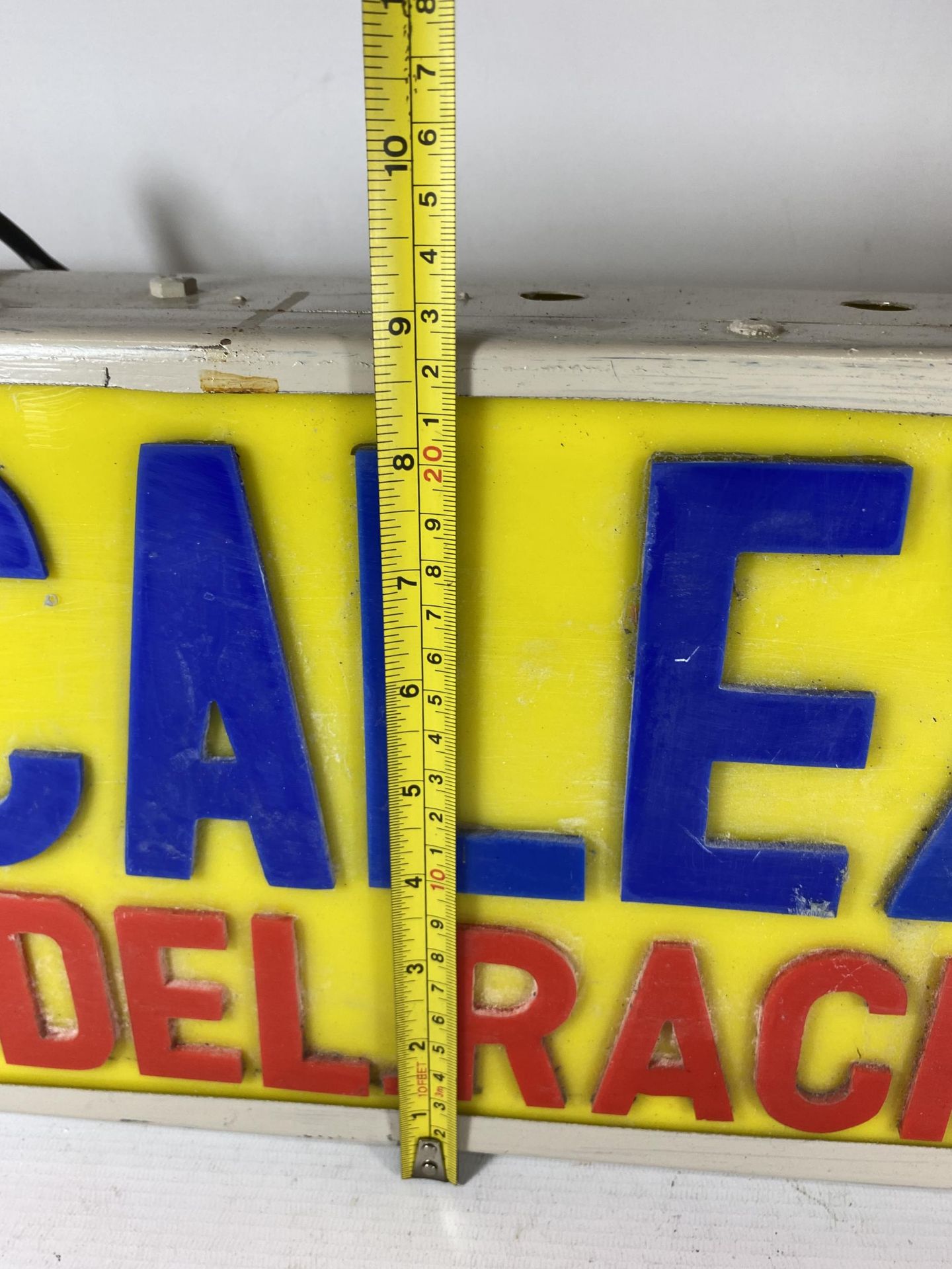 A SCALEXTRIC MODEL RACING CARS ILLUMINATED BOX SIGN, 22.5 X 63.5CM - Image 4 of 5