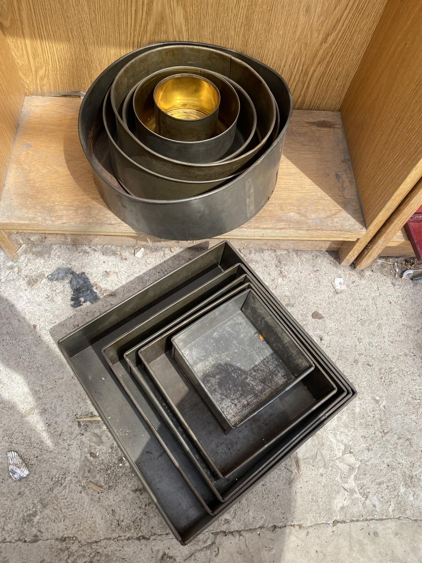 AN ASSORTMENT OF METAL BAKING TINS