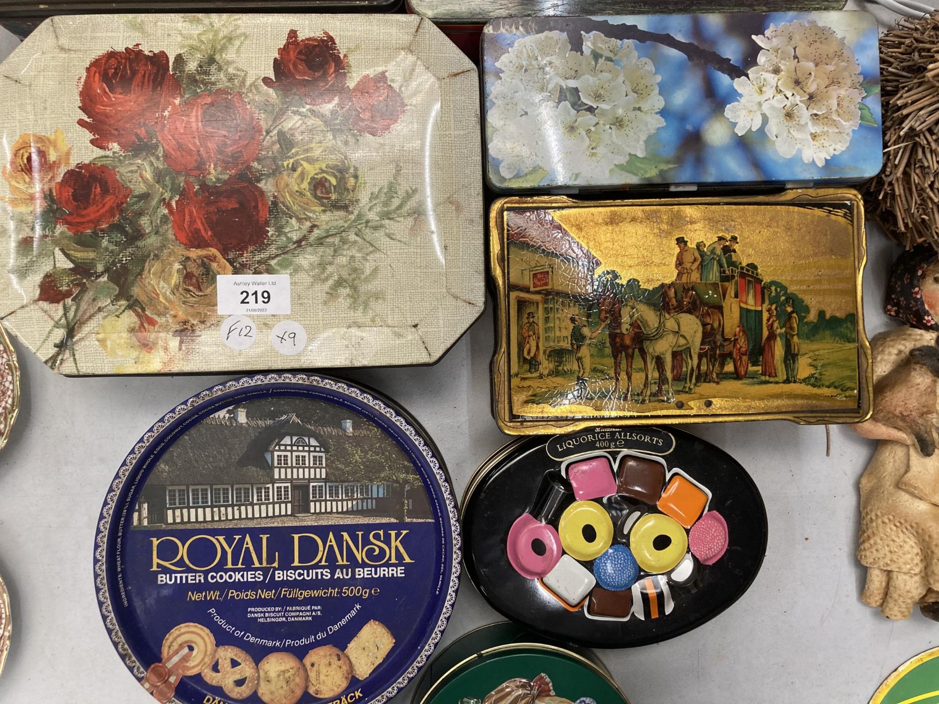 A COLLECTION OF VINTAGE AND LATER TINS - Image 3 of 4