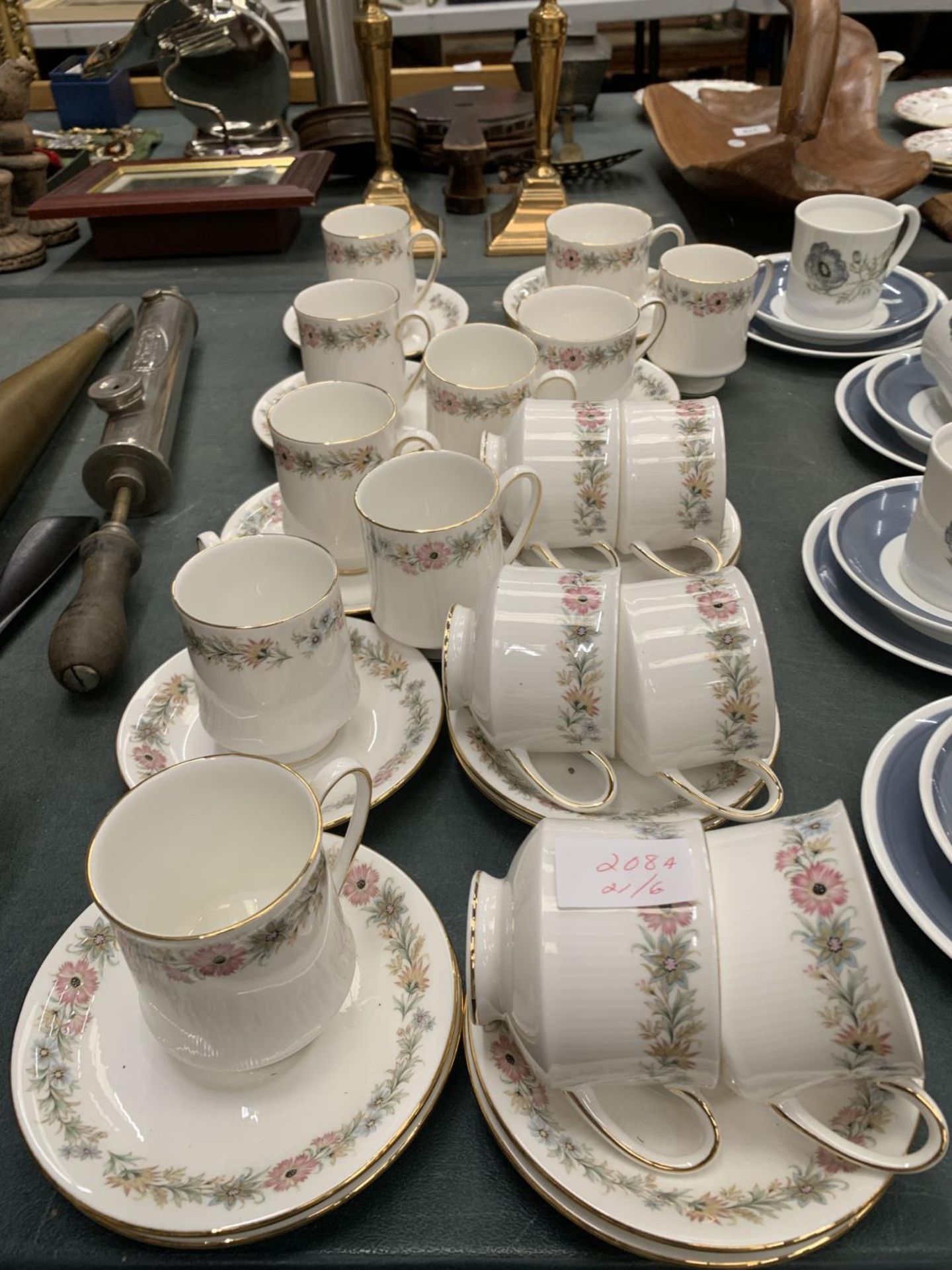 A LARGE QUANTITY OF ROYAL ALBERT 'BELINDA' CUPS AND SAUCERS - Image 2 of 3