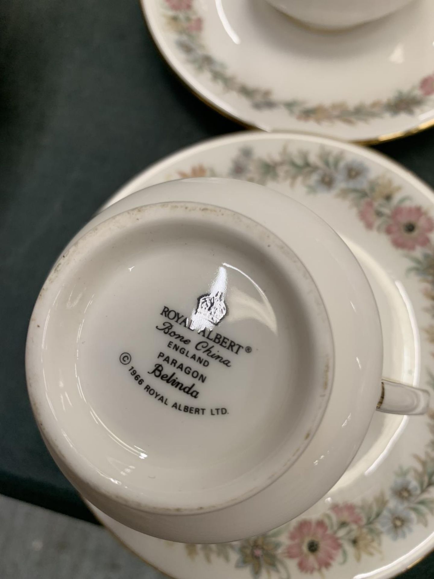 A LARGE QUANTITY OF ROYAL ALBERT 'BELINDA' CUPS AND SAUCERS - Image 3 of 3