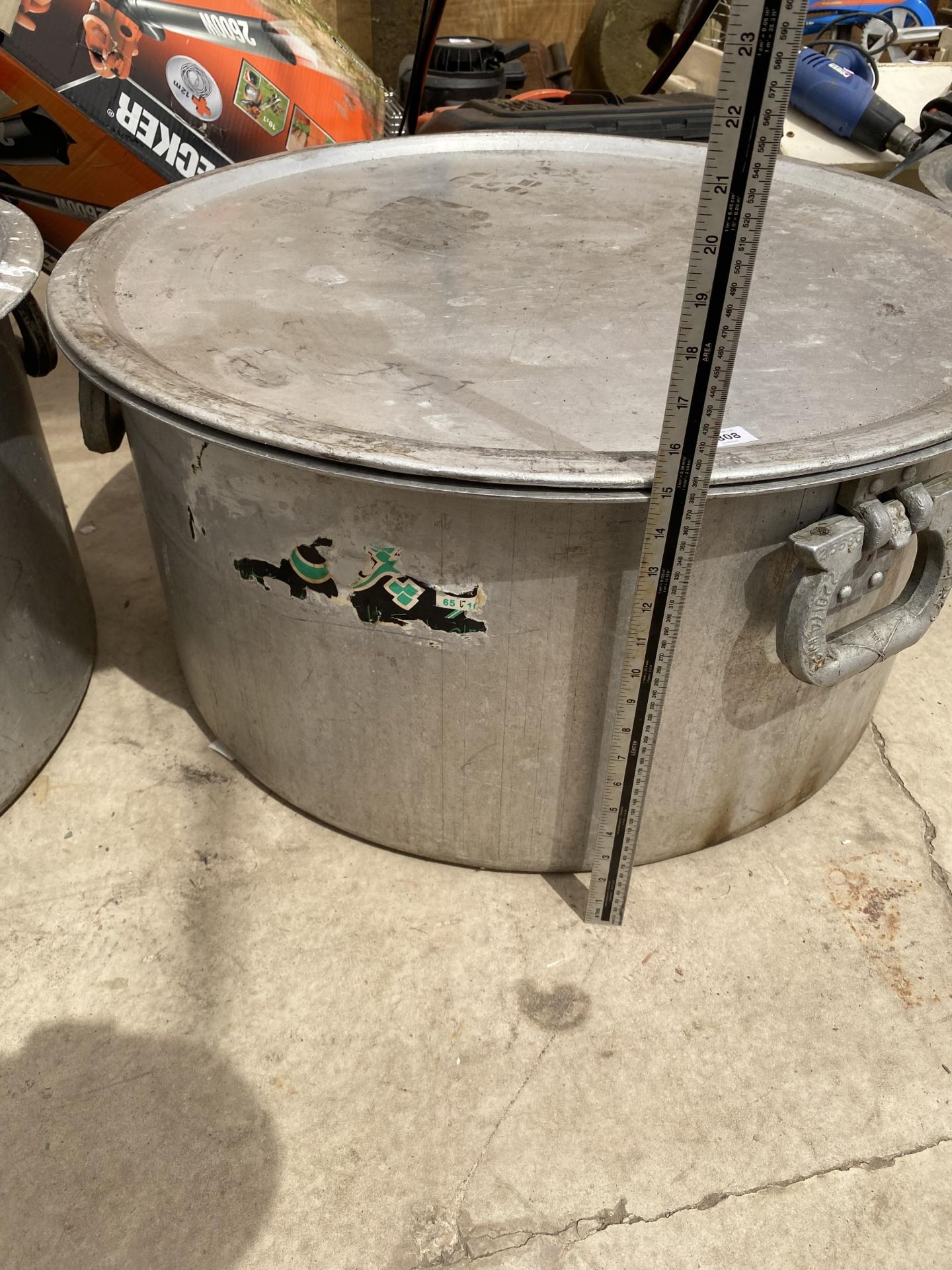 A VERY LARGE STAINLESS STEEL COOKING POT WITH LID - Image 3 of 3