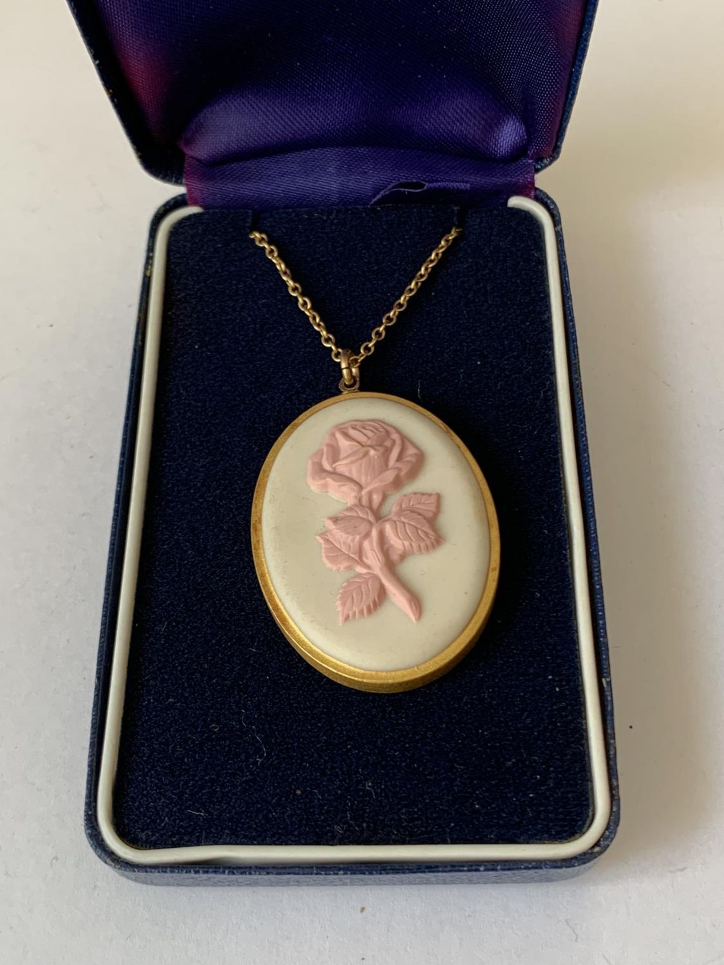 A PINK WEDGEWOOD JASPERWARE NECKLACE IN A PRESENTATION BOX