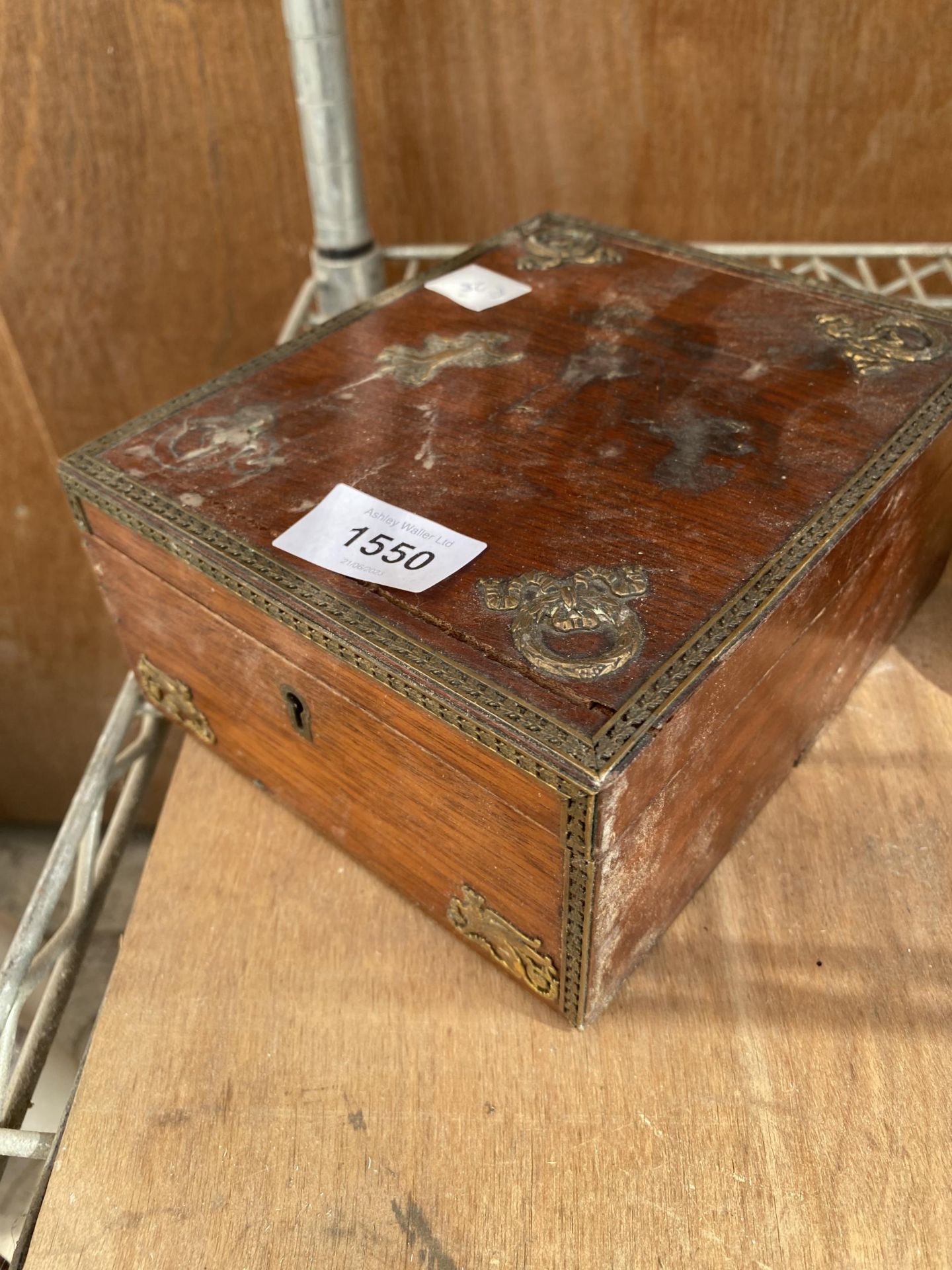 A VINTAGE WOODEN BOX AND A BRASS FIGURE OF A BOY - Image 2 of 3