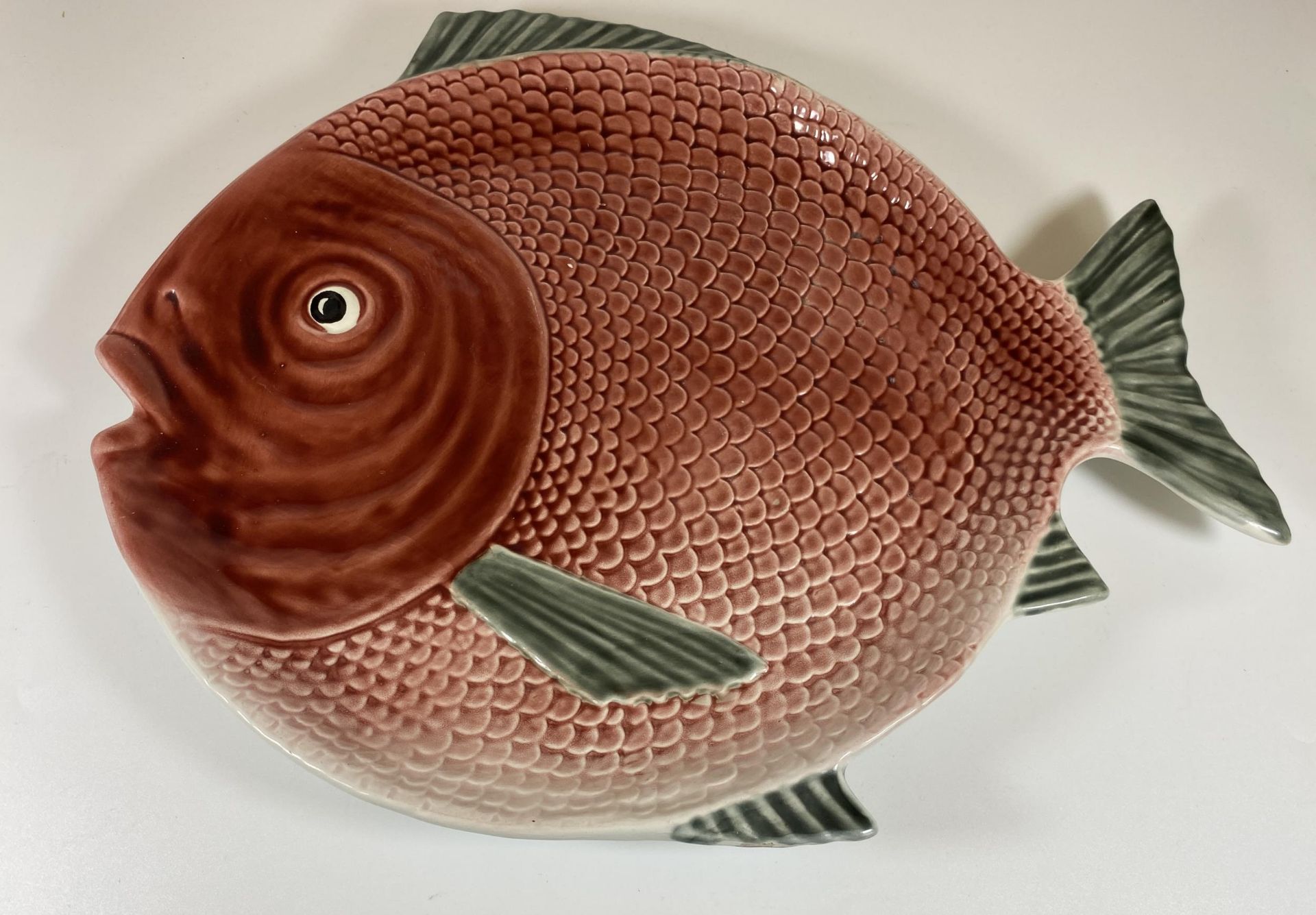 A PORTUGUESE BELO FAIANCAS POTTERY FISH DESIGN SERVING PLATTER, LENGTH 40CM