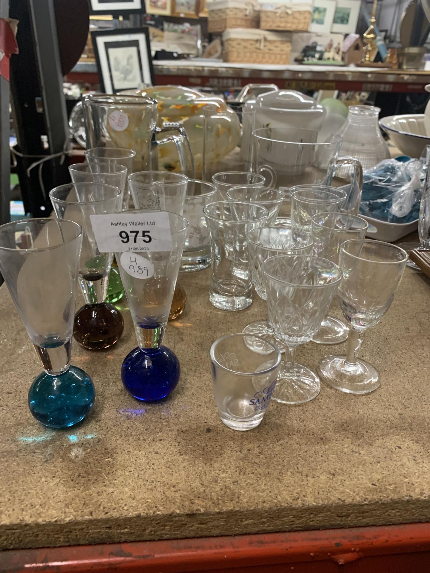 A QUANTITY OF GLASSWARE TO INCLUDE SMALL VASES WITH COLOURED BASES, TANKARDS, PORT GLASSES, ETC