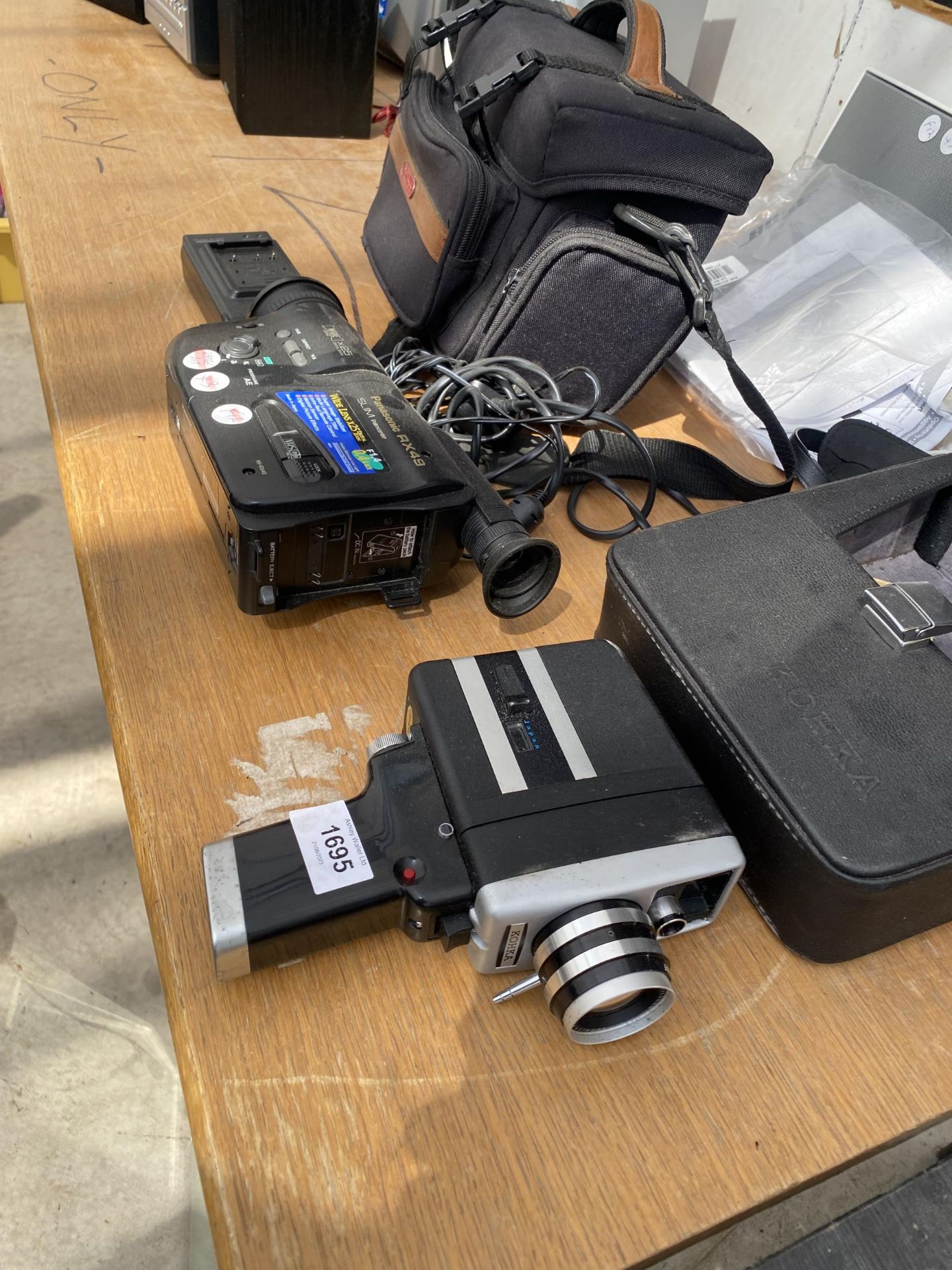 AN ASSORTMENT OF ELECTRICAL EQUIPMENT TO INCLUDE A PANASONIC CAMCORDER AND A BOSE DOCKING STATION - Bild 2 aus 3