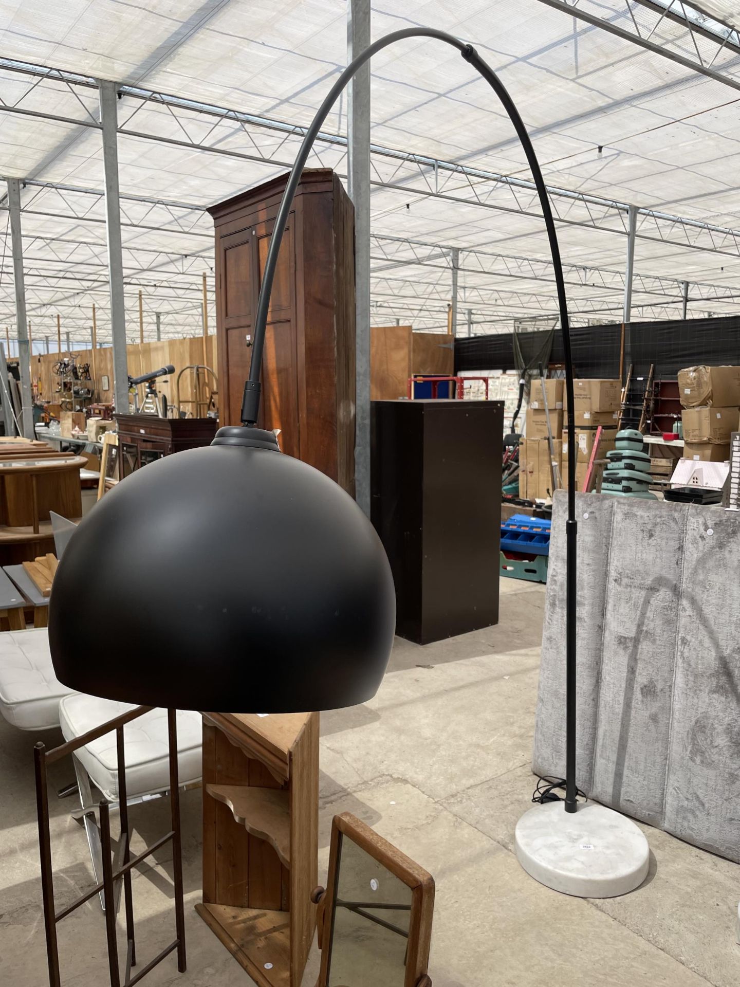 A LARGE BLACK FLEXIBLE FLOOR LAMP WITH ROUND MARBLE BASE