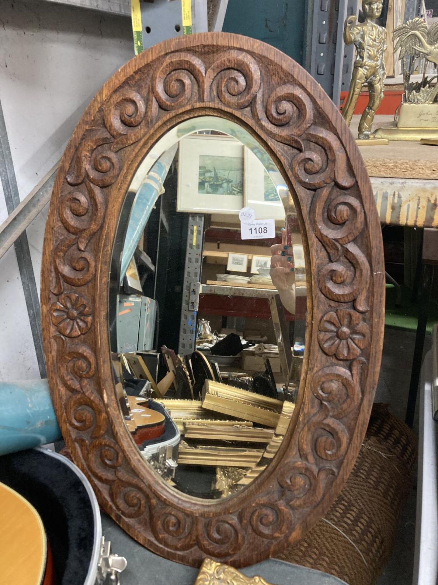 TWO MIRRORS COMPRISING CARVED WOODEN AND GILT EXAMPLES - Bild 3 aus 5