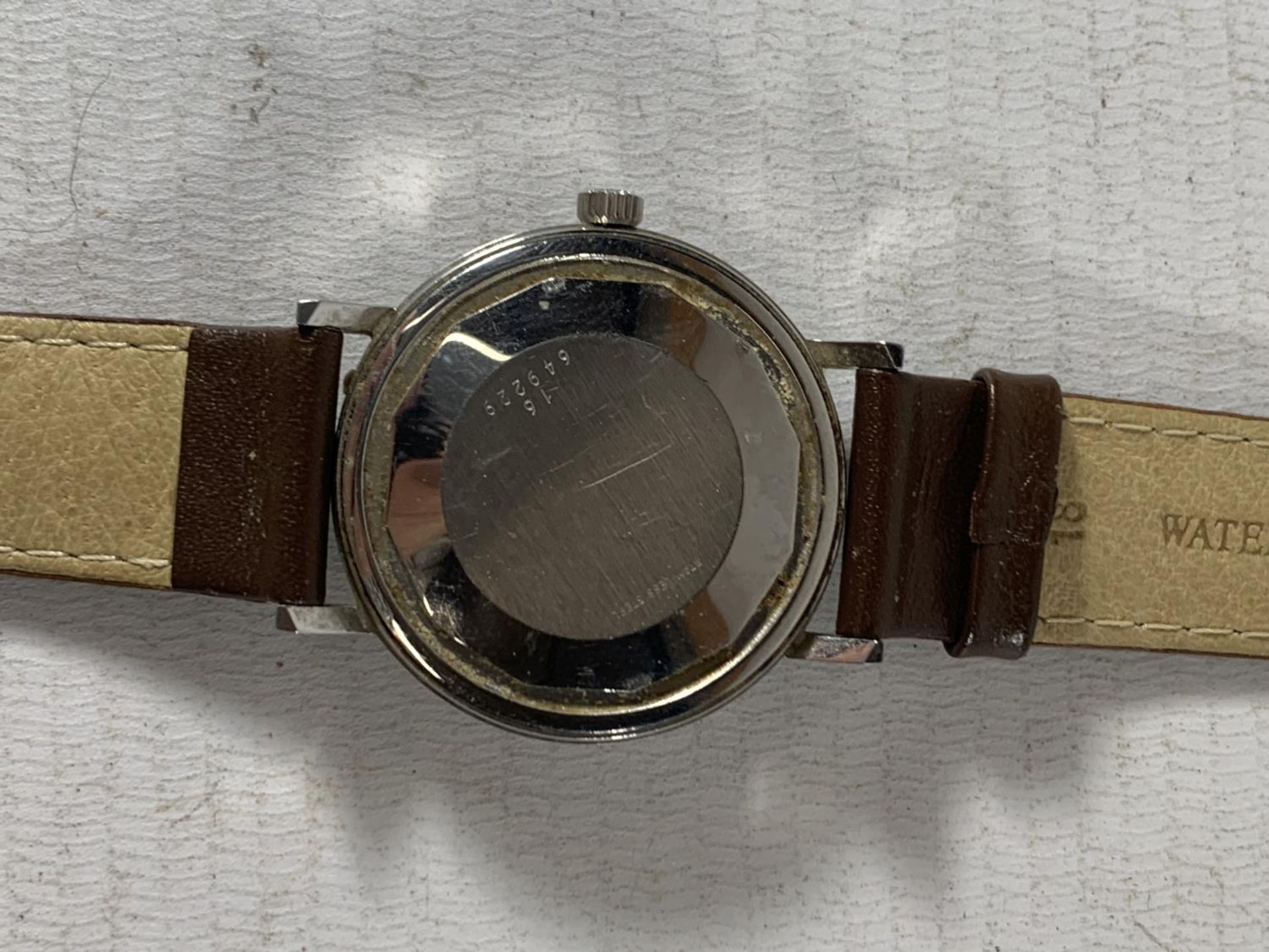 A VINTAGE LONGINES CONQUEST AUTOMATIC WRIST WATCH WITH LEATHER STRAP SEEN WORKING BUT NO WARRANTY - Bild 4 aus 4