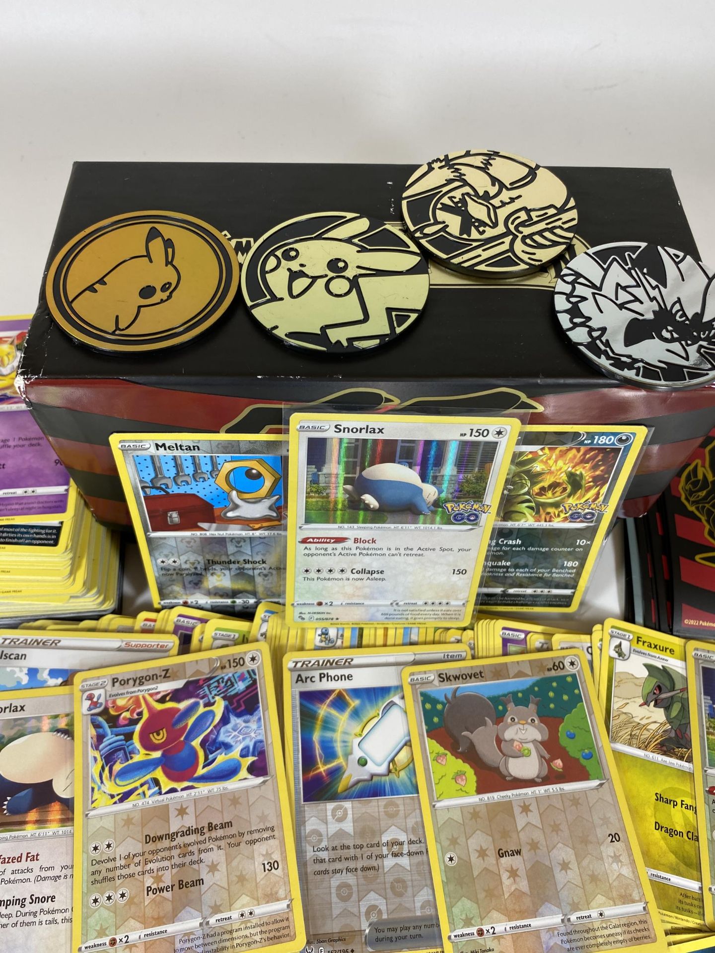 A POKEMON TRAINER BOX OF 350+ POKEMON CARDS, RARES, HOLOS, COUNTERS ETC - Image 2 of 5