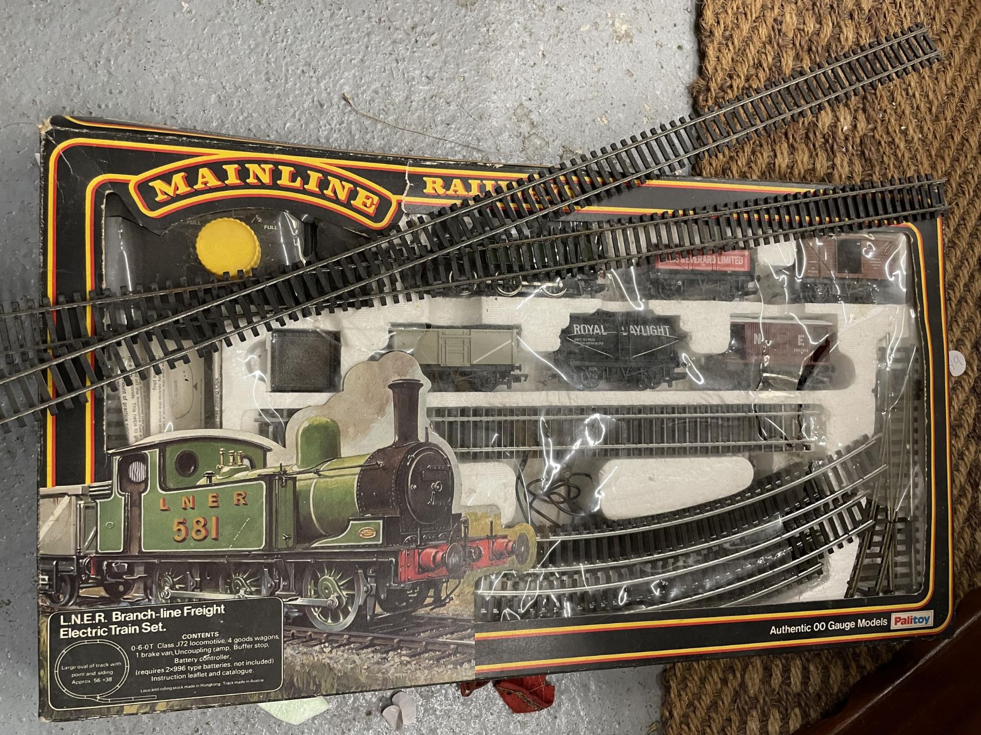 AN LNER BRANCH LINE FREIGHT ELECTRIC TRAIN SET