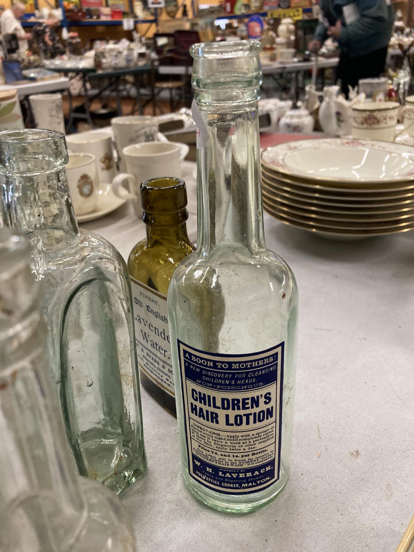 ACOLLECTION OF VINTAGE ADVERTISING BOTTLES TO INCLUDE OXO, LAVENDER WATER, SYRUP OF FIGS, ETC - Bild 4 aus 4