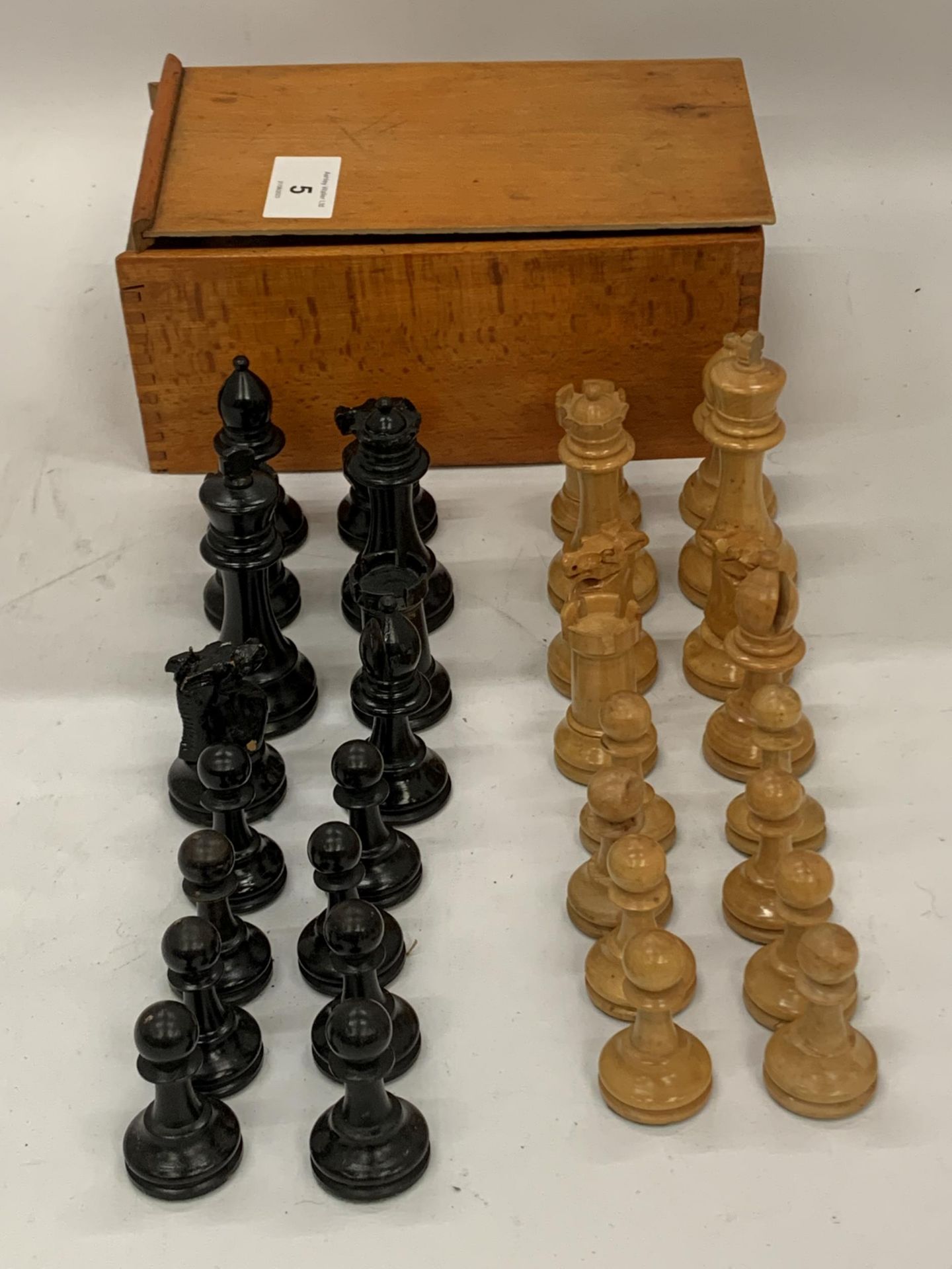 A VINTAGE BOXED STAUTON STYLE EBONISED AND SATINWOOD CHESS SET, (COMPLETE)
