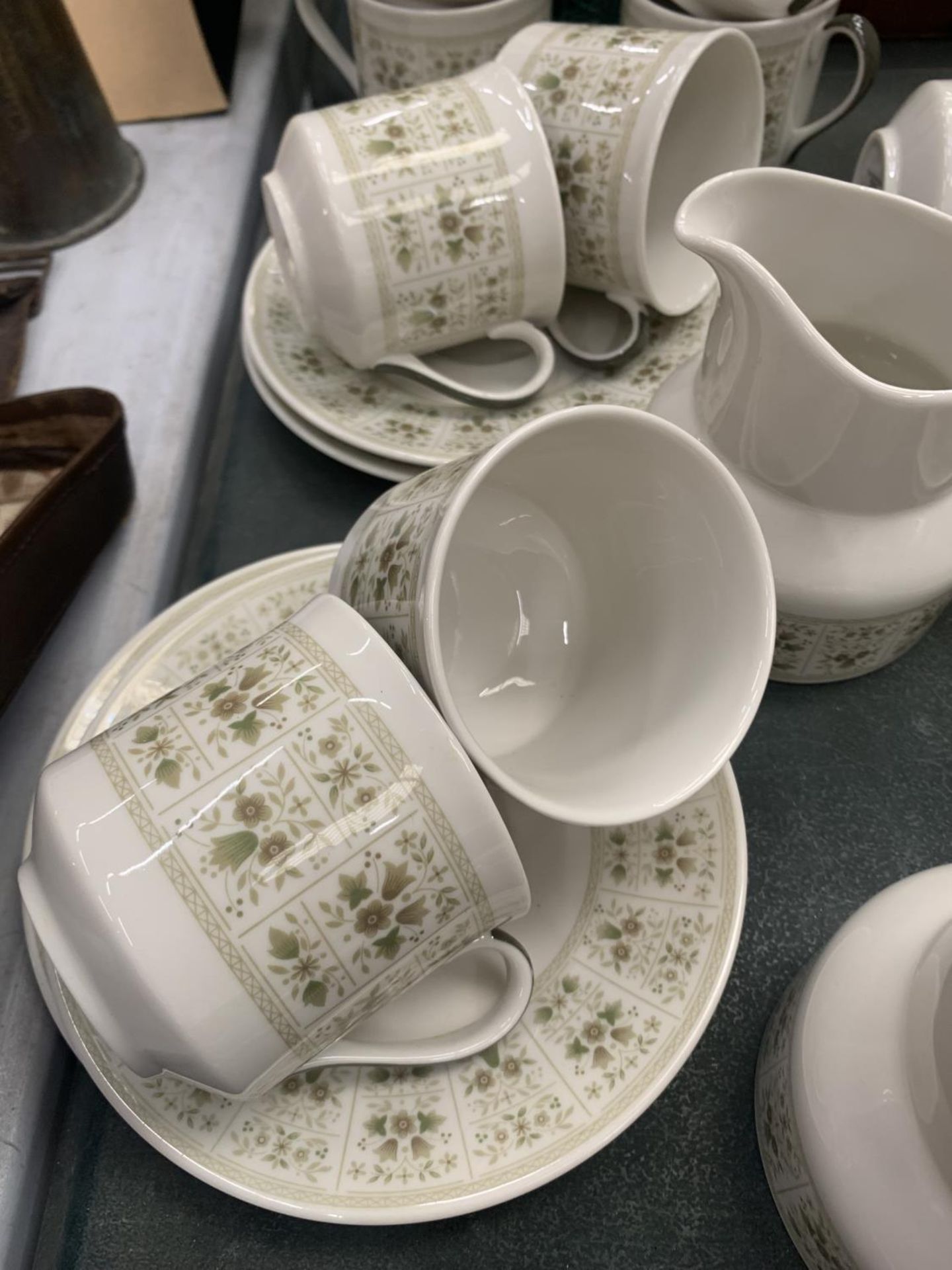 A ROYAL DOULTON 'SAMARRA' PART TEASET TO INCLUDE CUPS, SAUCERS AND CREAM JUGS - Image 2 of 5