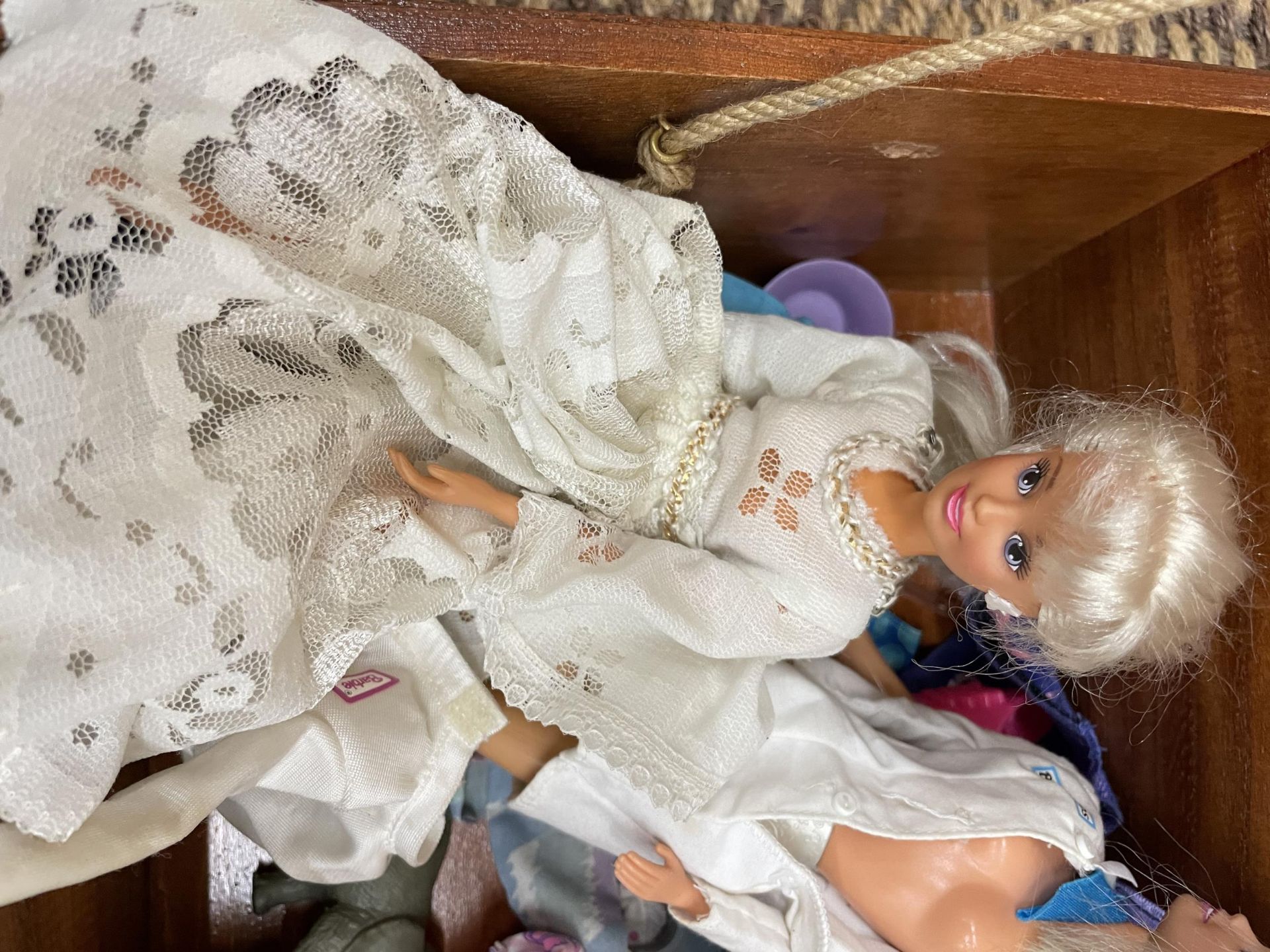 A WOODEN CHEST CONTAINING SEVERAL DOLLS AND CLOTHES INCLUDING THREE BARBIE DOLLS - Image 4 of 6