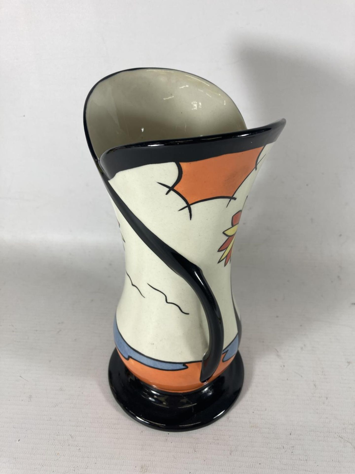 A HANDPAINTED AND SIGNED LORNA BAILEY VASE BEACH PATTERN HEIGHT 23CM - Image 2 of 5