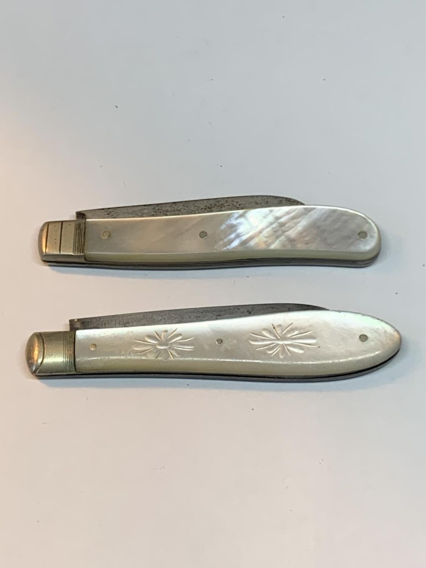 TWO MOTHER OF PEARL AND HALLMARKED SHEFFIELD SILVER FRUIT KNIVES - Image 4 of 4
