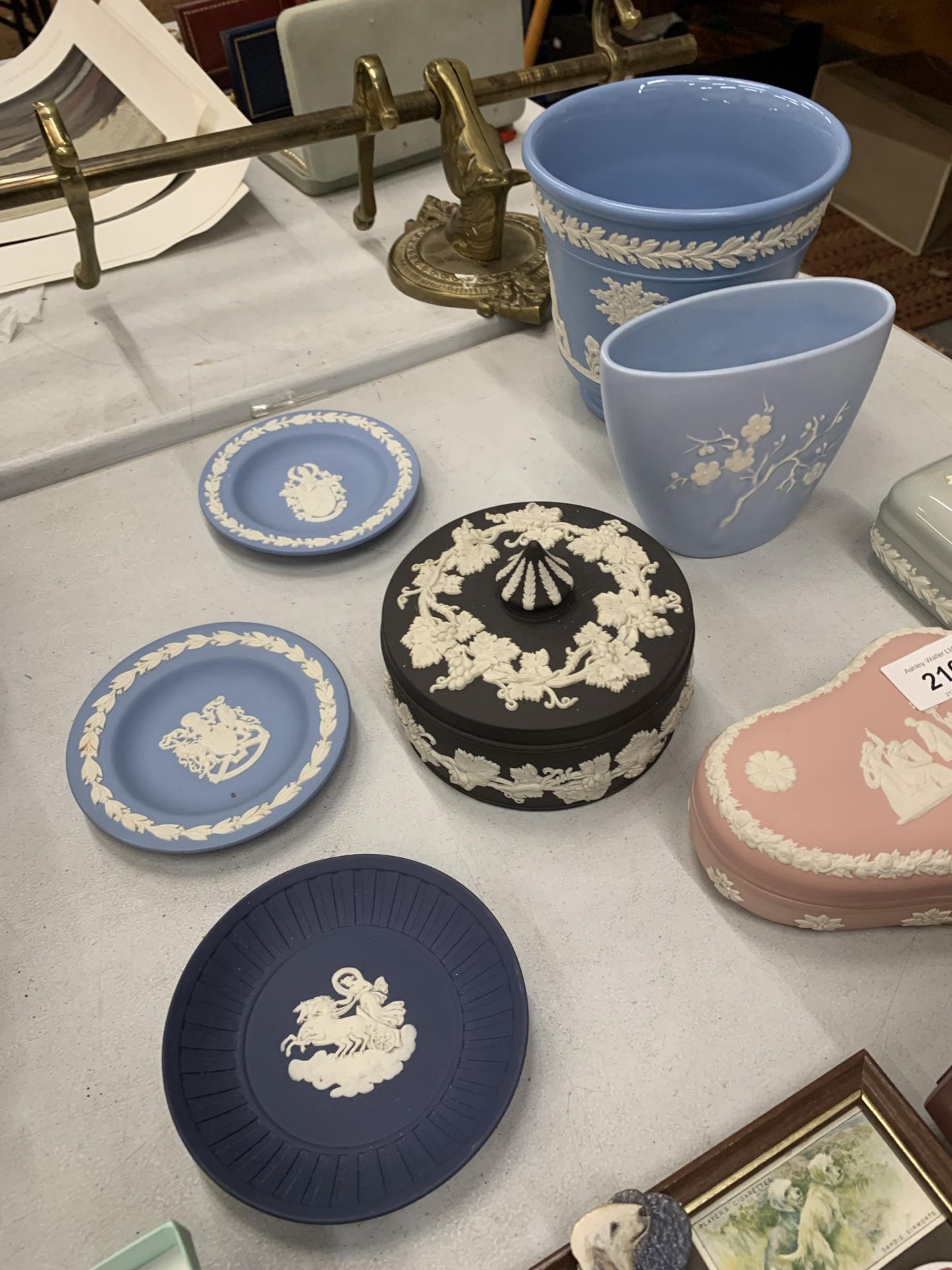 A COLLECTION OF WEDGWOOD JASPERWARE ITEMS, PINK LIDDED TRINKET BOX ETC - Image 3 of 4