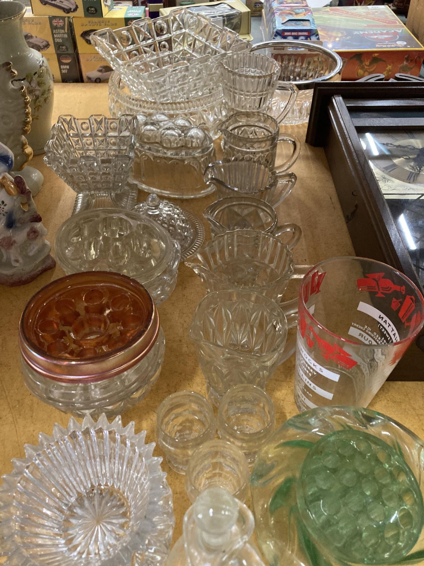 A LARGE QUANTITY OF VINTAGE GLASSWARE TO INCLUDE BOWLS, JUGS, A JELLY MOULD, ETC - Image 3 of 4