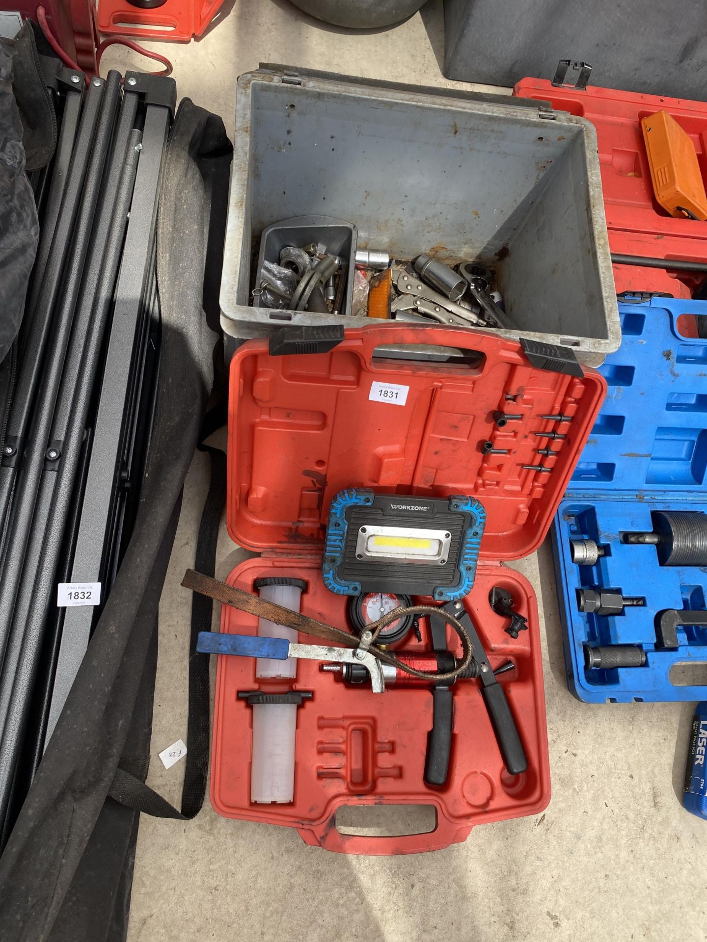 AN ASSORTMENT OF TOOLS TO INCLUDE A VACUUM AND PRESSURE TEST KIT AND SOCKETS ETC