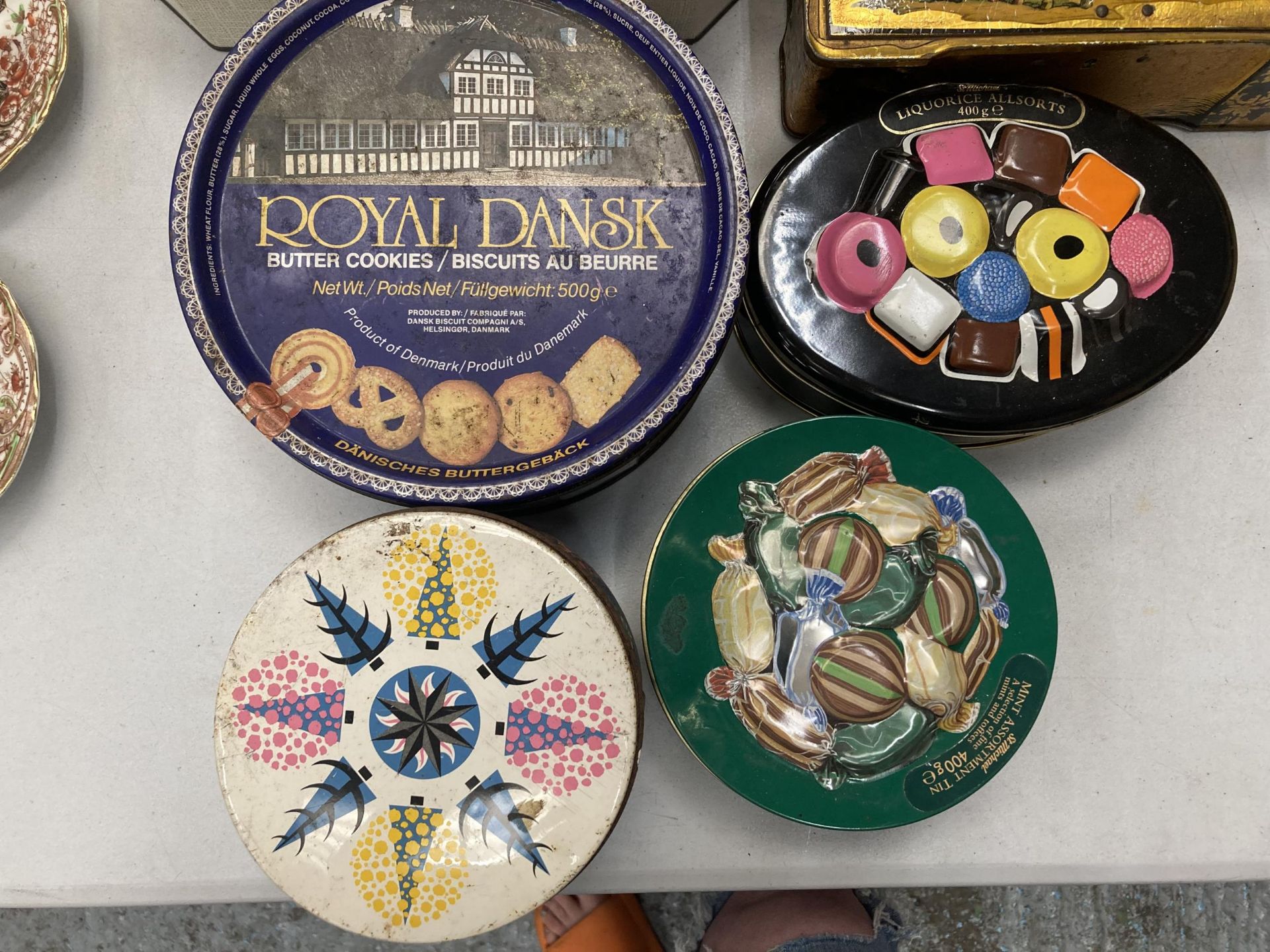 A COLLECTION OF VINTAGE AND LATER TINS - Image 4 of 4