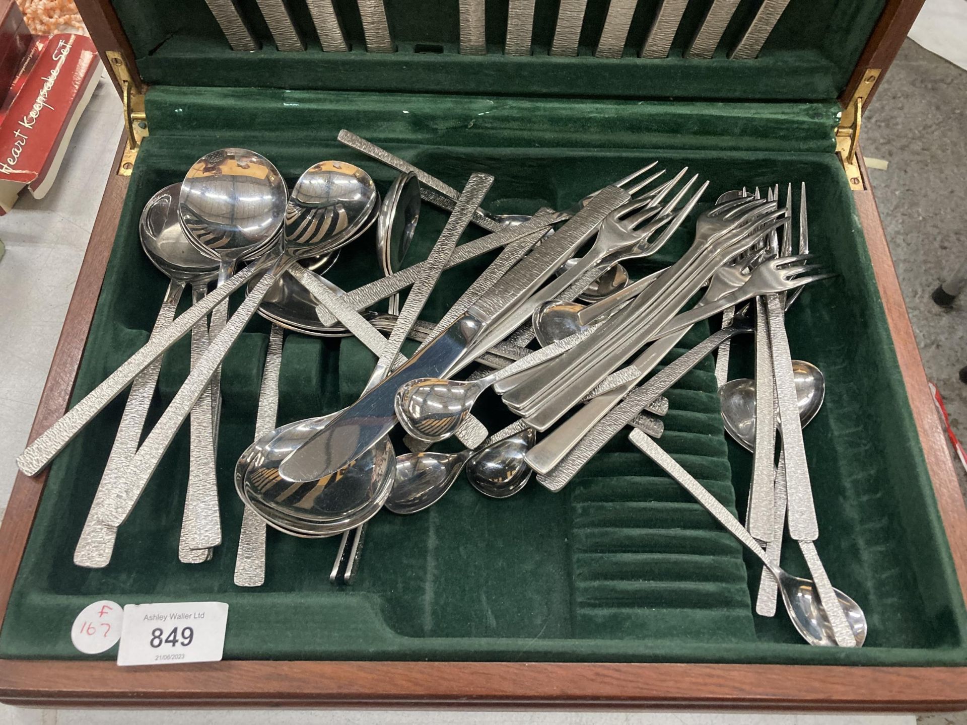 A BOXED VINERS STUDIO CUTLERY SET - Bild 3 aus 3