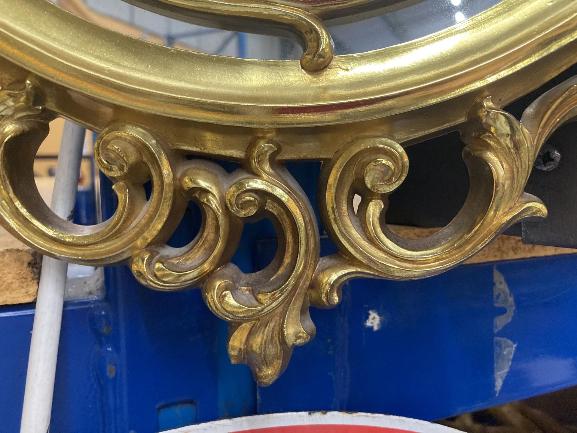 A DECORATIVE GILT FRAMED OVAL MIRROR - Image 3 of 3