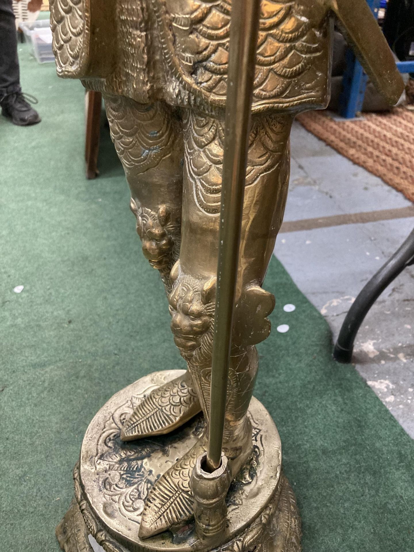 A LARGE HEAVY BRASS FIRESIDE KNIGHT COMPANION SET HEIGHT 88CM - Image 3 of 6