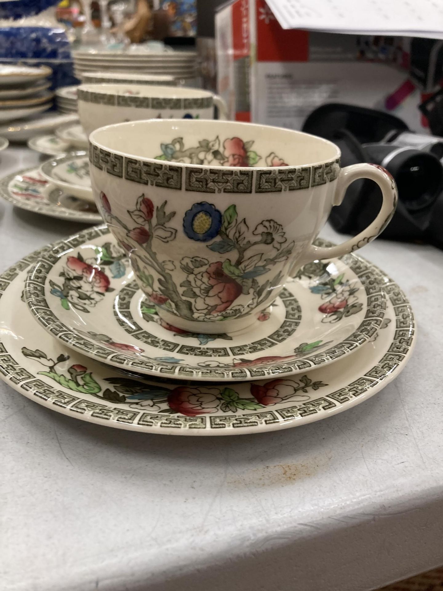 A QUANTITY OF JOHNSON BROS 'INDIAN TREE' PATTERN TEAWARE TO INCLUDE VARIOUS SIZED PLATES, BOWLS, - Image 2 of 5