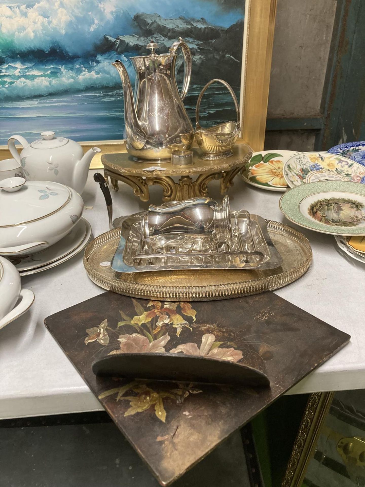 A MIXED LOT TO INCLUDE SILVER PLATED WARES, VINTAGE PAINTED SHELF ETC