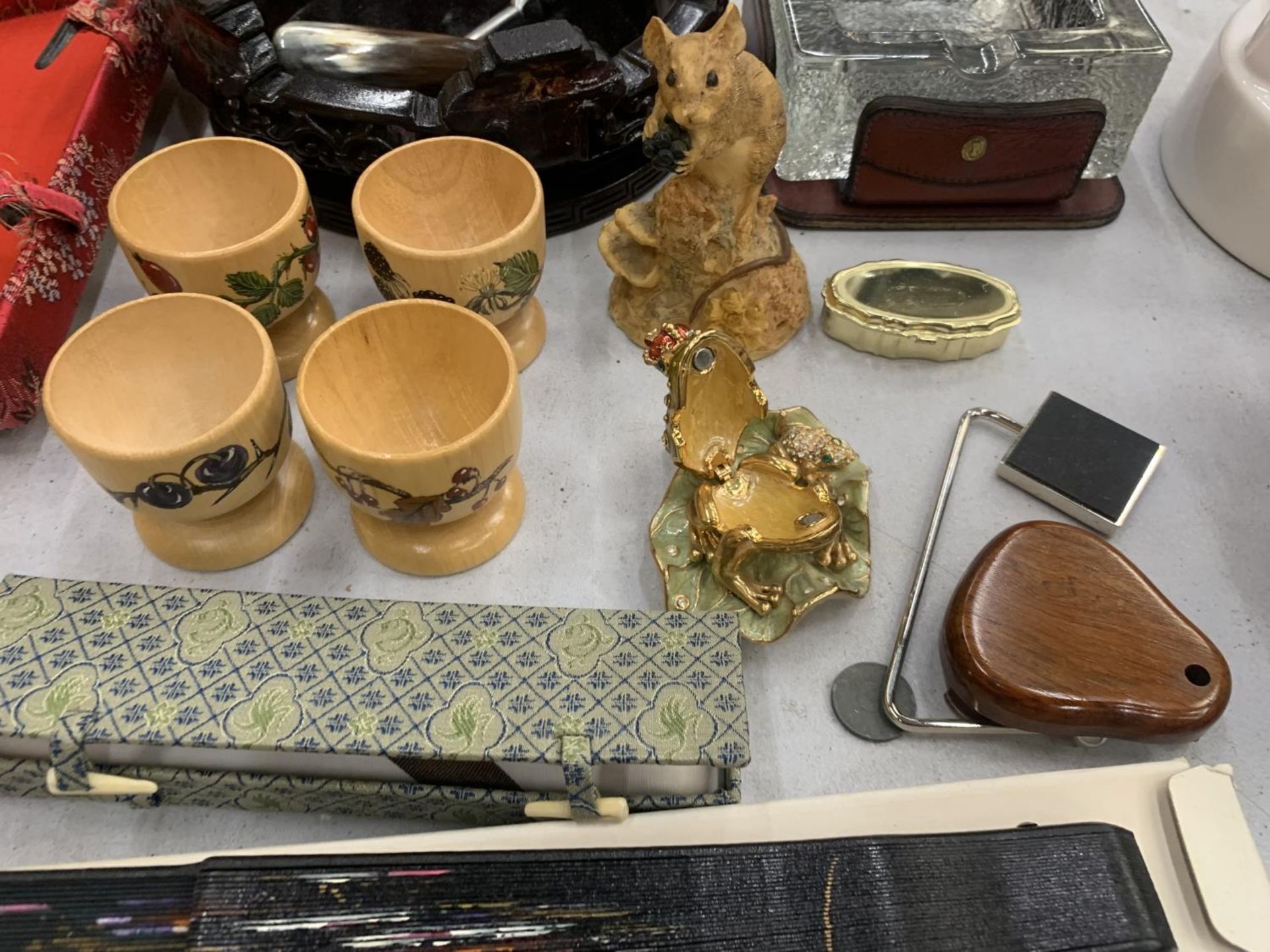 A MIXED LOT TO INCLUDE AN AYNSLEY MOUSE, EGG CUPS, LARGE GLASS ASHTRAY IN A LEATHER HOLDER, FROG - Image 3 of 4