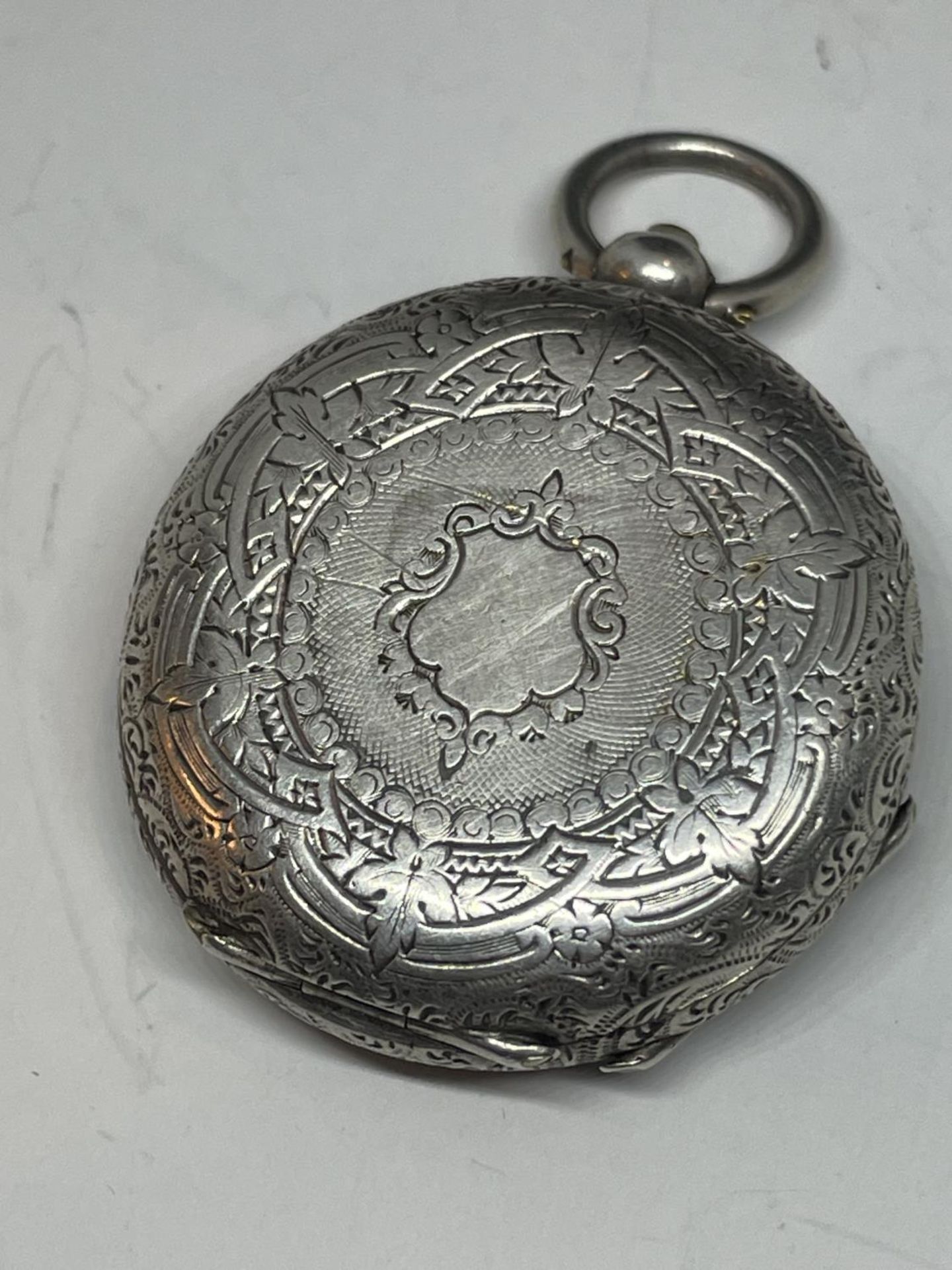 AN ORNATE LADIES SILVER POCKET WATCH - Image 2 of 3
