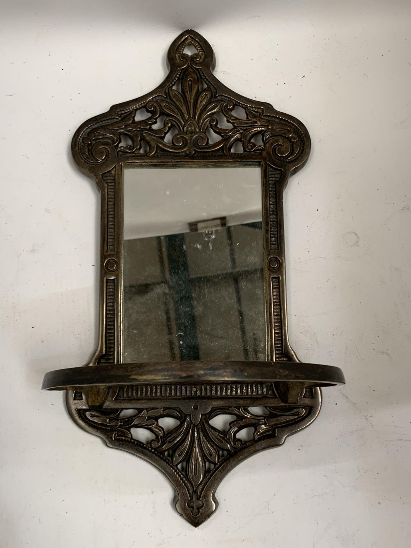 A VINTAGE BRASS ORNATE MIRROR, HEIGHT 32CM