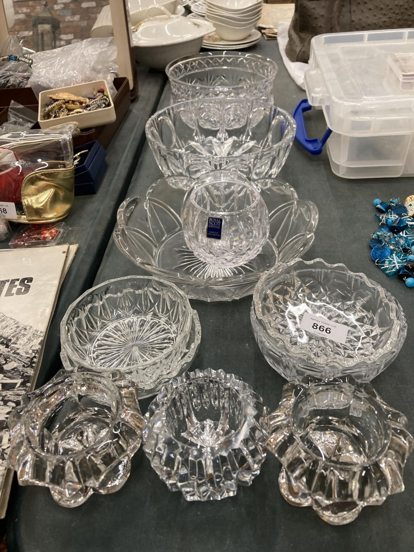 A QUANTITY OF GLASSWARE TO INCLUDE BOWLS, DESSERT DISHES, TEA LIGHT HOLDERS, ETC