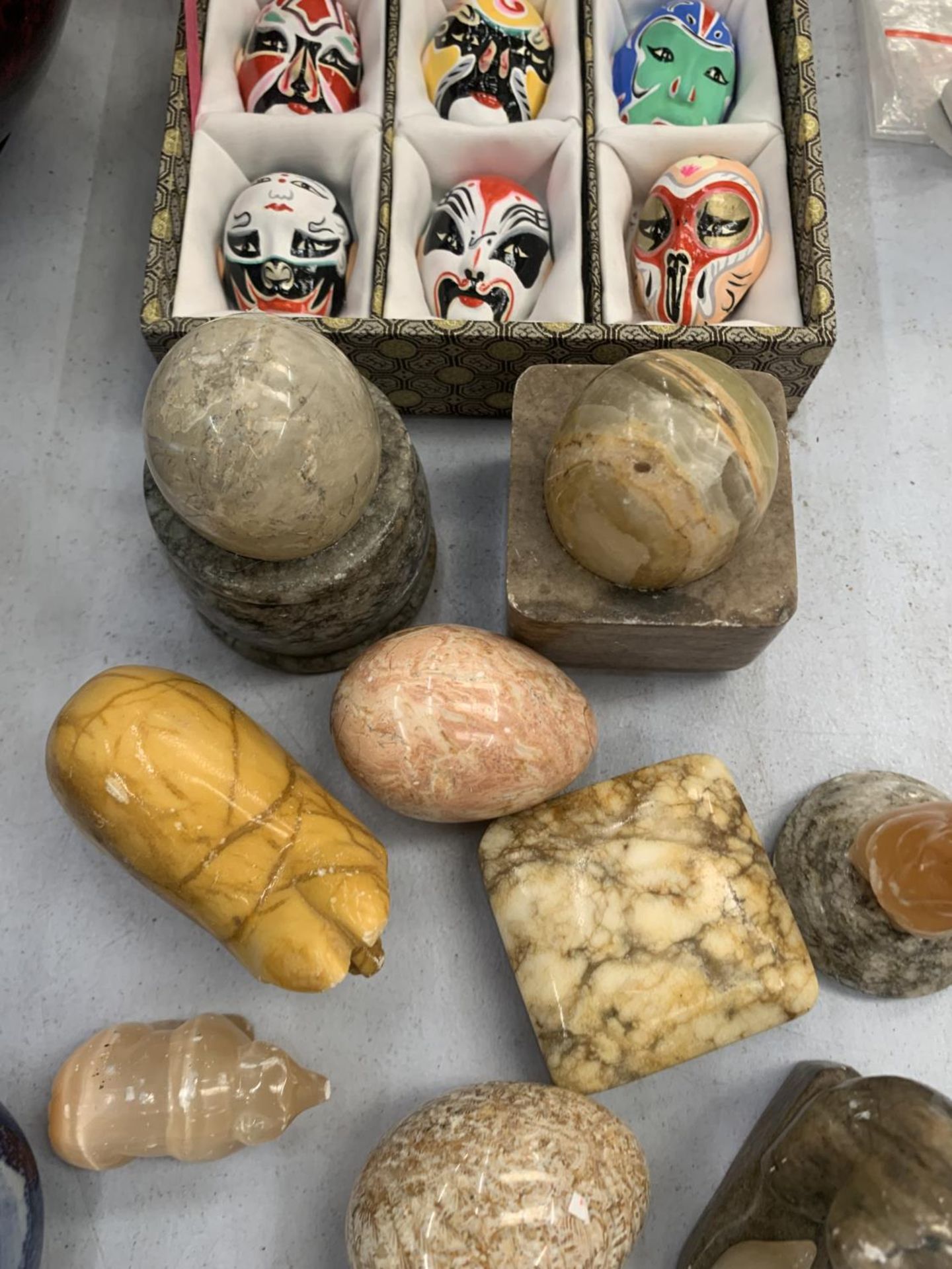 A COLLECTION OF ONYX ITEMS TO INCLUDE ANIMAL FIGURES, EGGS, ETC PLUS A CASED SET OF ORIENTAL STYLE - Image 3 of 4