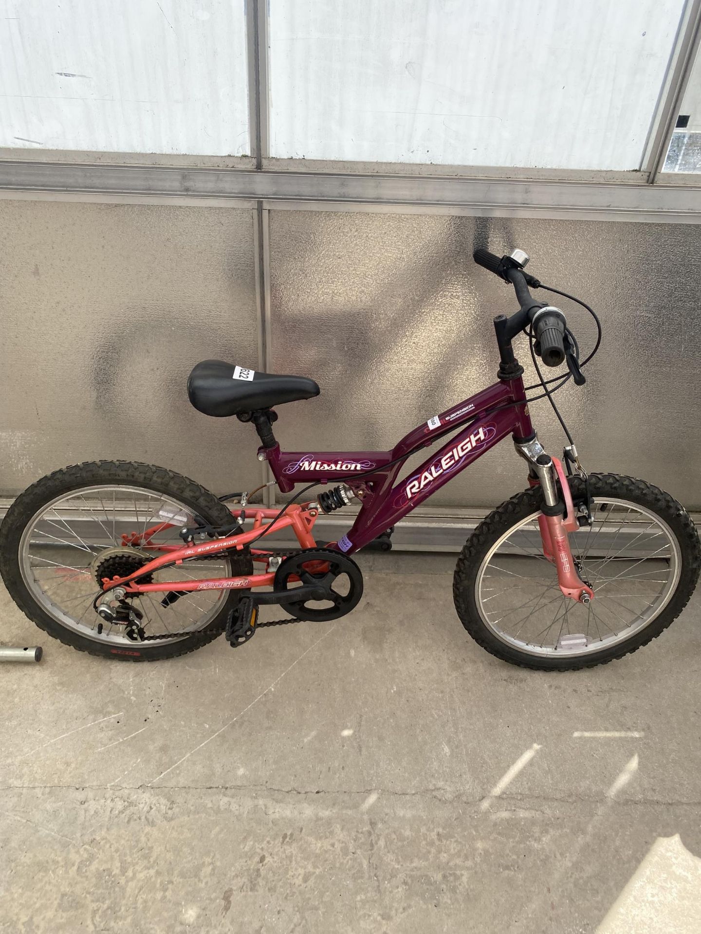 A GIRLS RALEIGH MISSION GIRLS BIKE WITH FRONT AND REAR SUSPENSION AND 6 SPEED GEAR SYSTEM