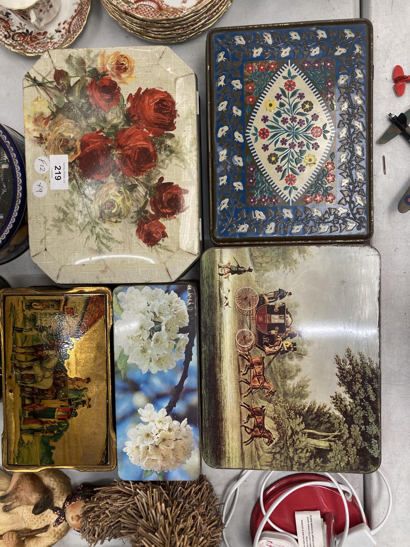 A COLLECTION OF VINTAGE AND LATER TINS - Image 2 of 4