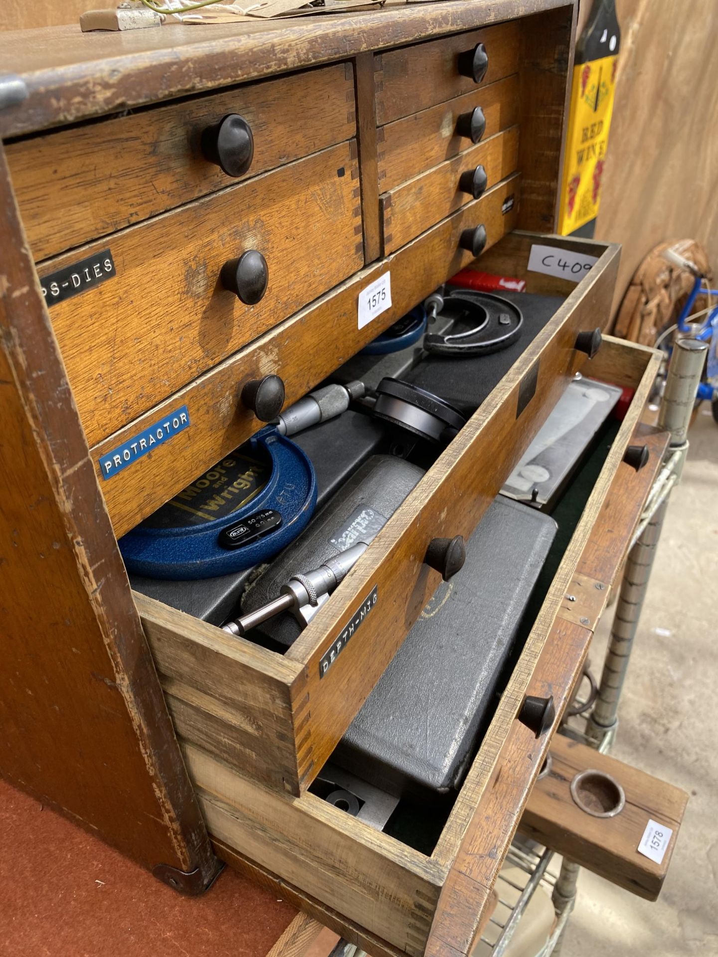 A VINTAGE 'MOORE & WRIGHT' OAK ENGINEERS CHEST OF 5 SHORT AND 3 LONG DRAWERS WITH DROP DOWN FRONT - Image 4 of 13