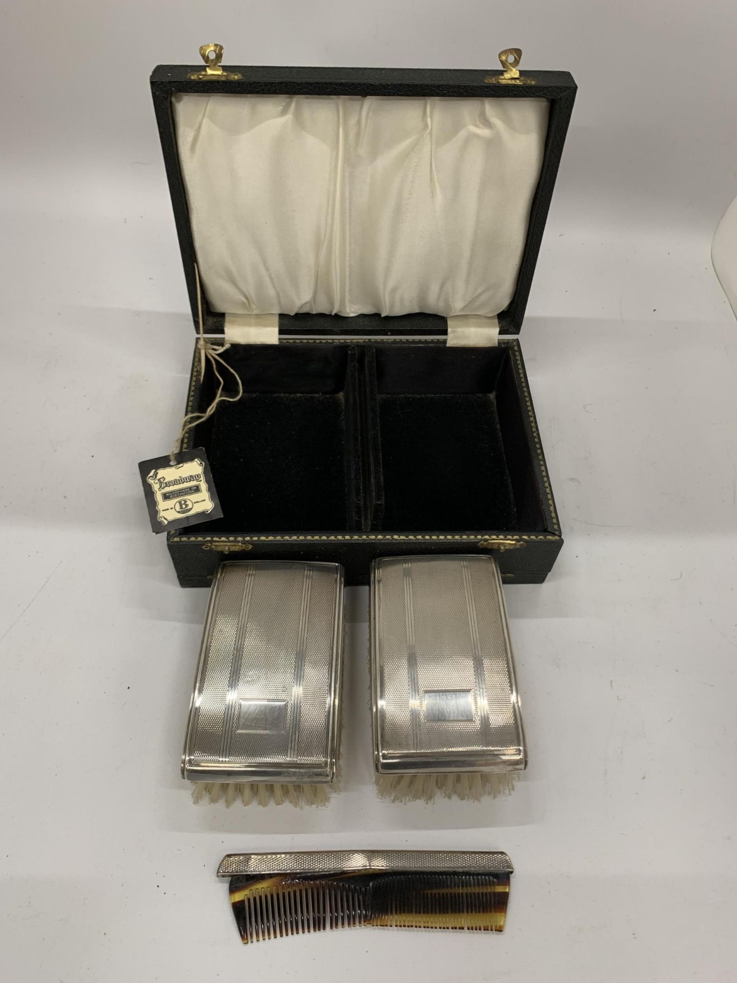 A VINTAGE CASED BIRMINGHAM HALLMARKED SILVER TWIN BRUSH AND COMB SET - Image 2 of 4